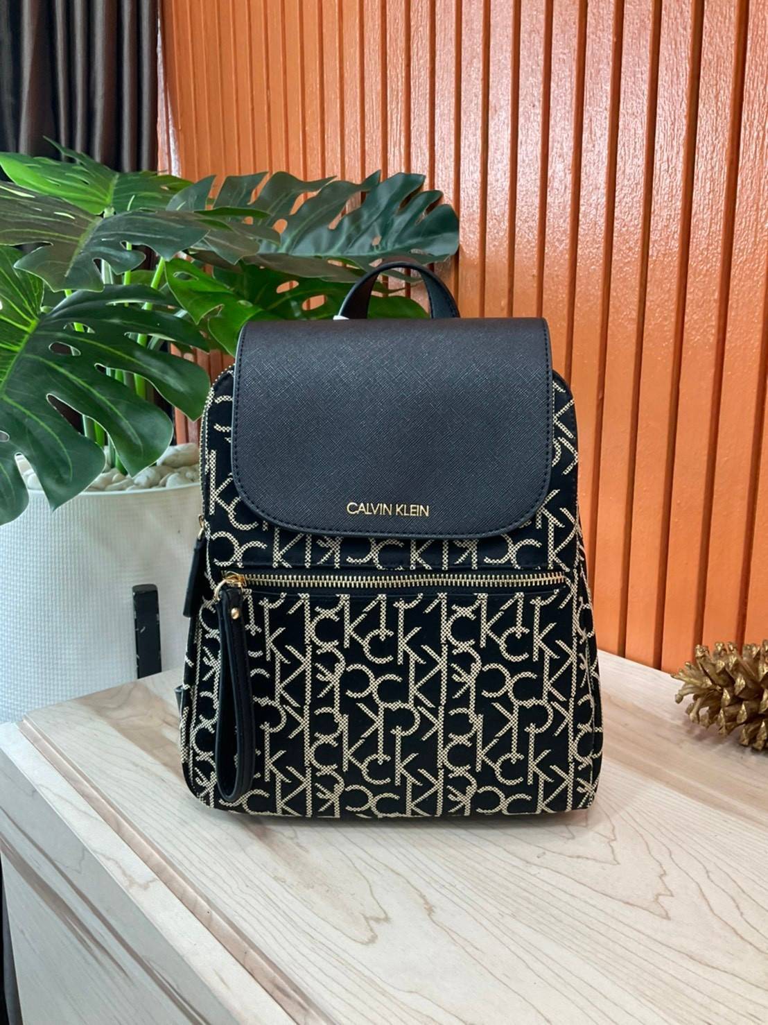 ของแท้ 💯% Elaine Calvin Klein Monogram Small Backpack 💕ของมันต้องมี สวยหรูดูแพงมาก สำหรับรุ่นนี้ และมีฟังชั่นช่องการใช้งานที่มากที่สุด!!! 💕 กระเป๋าสะพายเป้รุ่นใหม่ชนช้อป รุ่นยอดนิยม