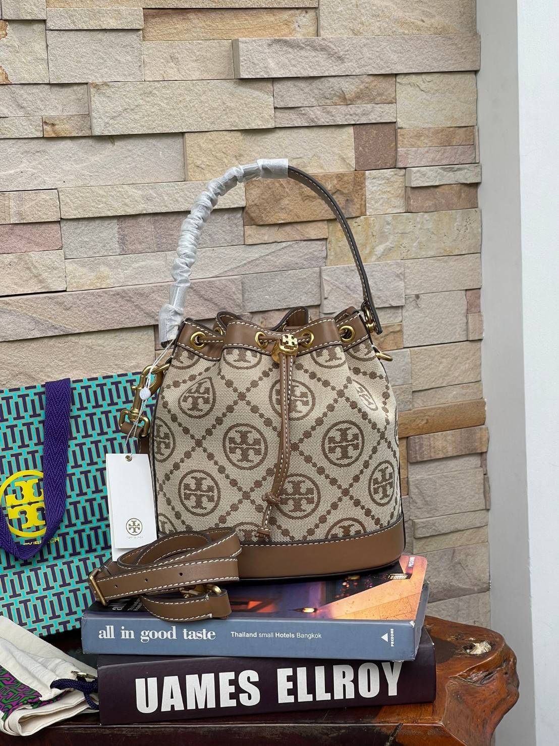 Tory Burch T Monogram jacquard bucket bag เปิดตัวกระเป๋า T MONOGRAM รุ่นใหม่ล่าสุดจาก TORY BURCH ครั้งแรกกับโมโนแกรม ที่ได้รับแรงบันดาลใจมาจากโลโก้สุดคลาสสิก กลับมาอีกครั้งในรูปแบบของ ลวดลาย T Monogram ที่ผสมผสานความร่วมสมัยเข้ากับความเป็นเอกลักษณ์ของแบรน