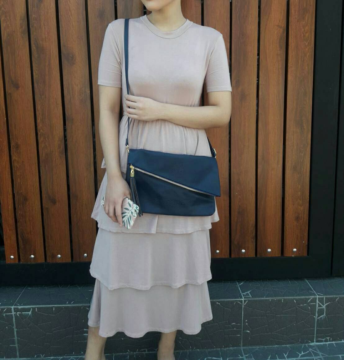 GIVENCHY ENVELOPE CLUTCH BAG กระเป๋าสะพายหรือ cluth bag วัสดุหนัง PU. ดีไซน์เก๋ ซิปเฉียงพร้อมซิปแบบพู่ สามารถสะพายหรือถือเป็น cluth ได้ค่ะ ภายในจุได้เยอะ ใส่ มีช่องซิปเล็กอีก 1 ช่อง ซับในลายแบรนด์ ใบนี้ all in 1 ค่ะ คุ้มสุดๆ