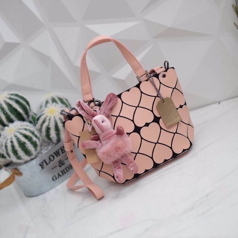 รุ่นขายดี สีใหม่ ‘ (flamingo)Flamingo ‘ ( ชมพูนม เนื้อ Matte ) !! น่ารักปรอทแตก รุ่น Over Heart💕 ลาย หายาก ปรับทรงได้ 2 แบบ สวยรับประกันเลยค่า ( แถมฟรี !! Bunny DV 🐰สุด คิ้ว ) 👉🏻👉🏻กระเป๋า จากแบรนด์ David Jon