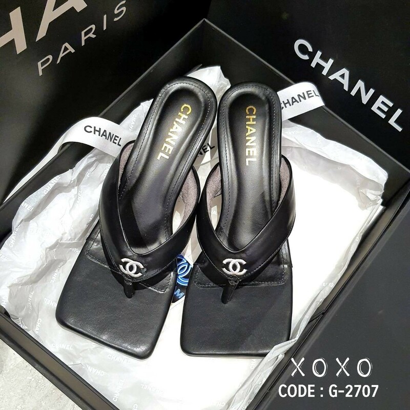 CHANEL งามสวม สวย หรู่ แตะหนีบ นุ่มใส่สบาย ไม่สูงมาก กำลังใส่สบาย ด้านหน้าปัก โลโก้แบรนด์ แมทส์ชุดง่าย น้ำหนักเบา