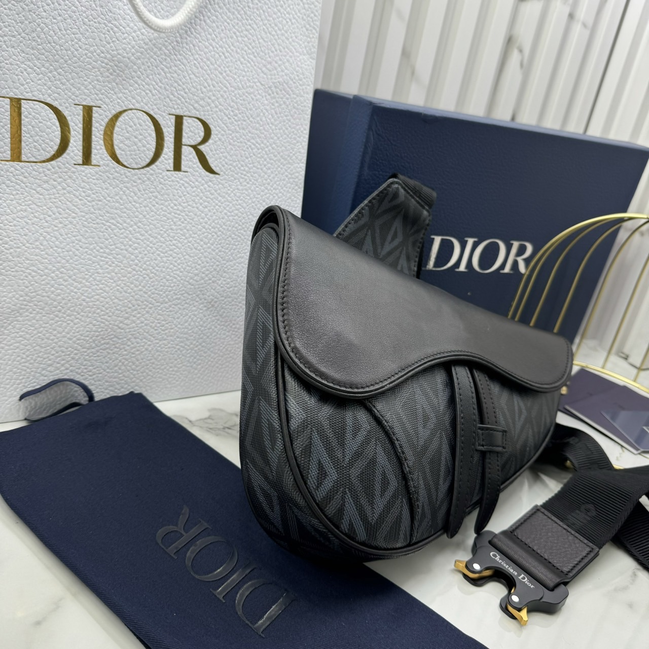 DIOR Saddle Bag CD Diamond canvas and smooth leather กระเป๋าคาดอก หรือสะพายไหล่ได้ สไตส์แบรนด์หรู รูปแบบใหม่ของ CD คลาสสิก เกรดออริ 1:1 ใช้งานต่างประเทศได้