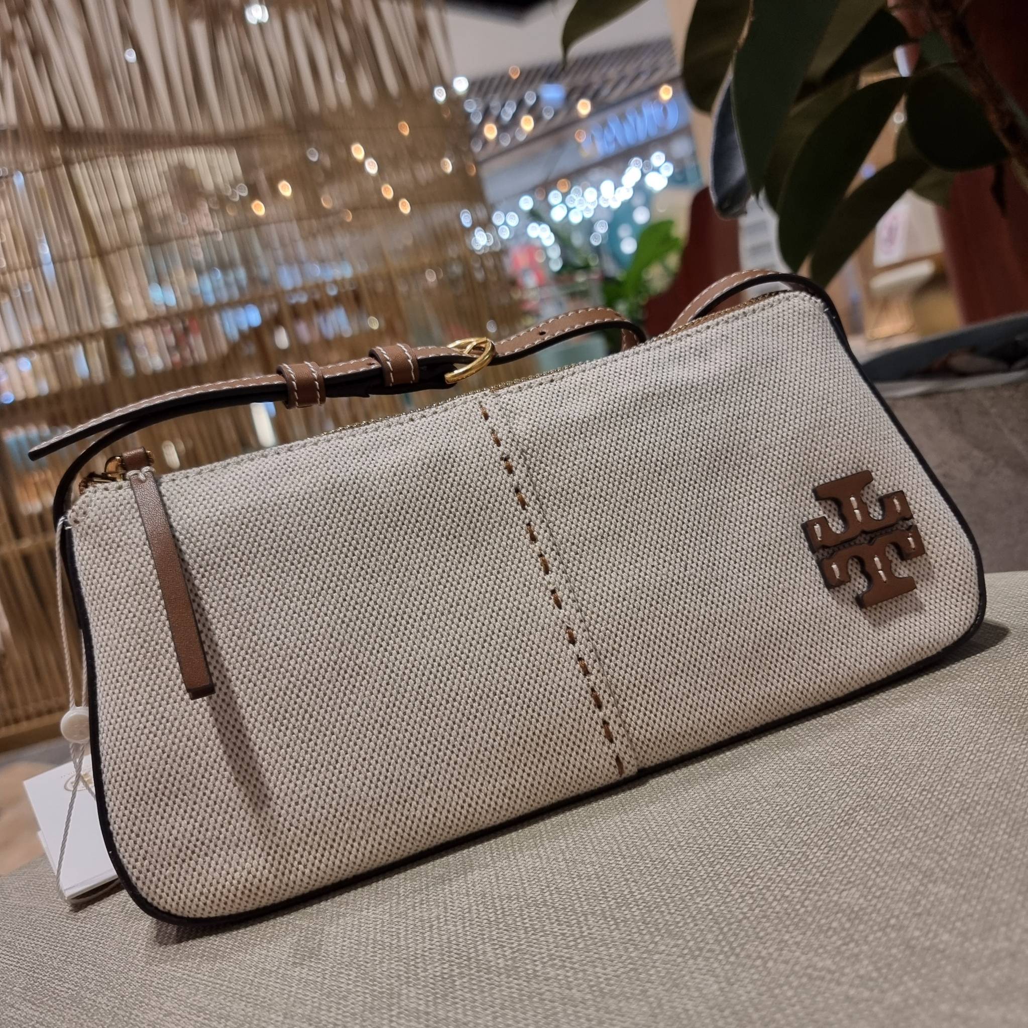 TORY BURCH MCGRAW CANVAS WEDGE กระเป๋าสะพายไหล่ ทรงสวยไม่ซ้ำ ไม่เกร่อ!! สะดวกใช้งาน ดีไซน์เรียบแต่แฝงความหรู และคลาสสิคในตัว วัสดุผ้าแคนวาสตัดสลับหนังแท้ สวยคม เปิด-ปิดด้วยซิป ภายในเป็นช่องโล่ง มีช่องย่อยเก็บบัตร มาพร้อมสายสะพายในตัว ปรับได้อีกเล็กน้อย ไอ