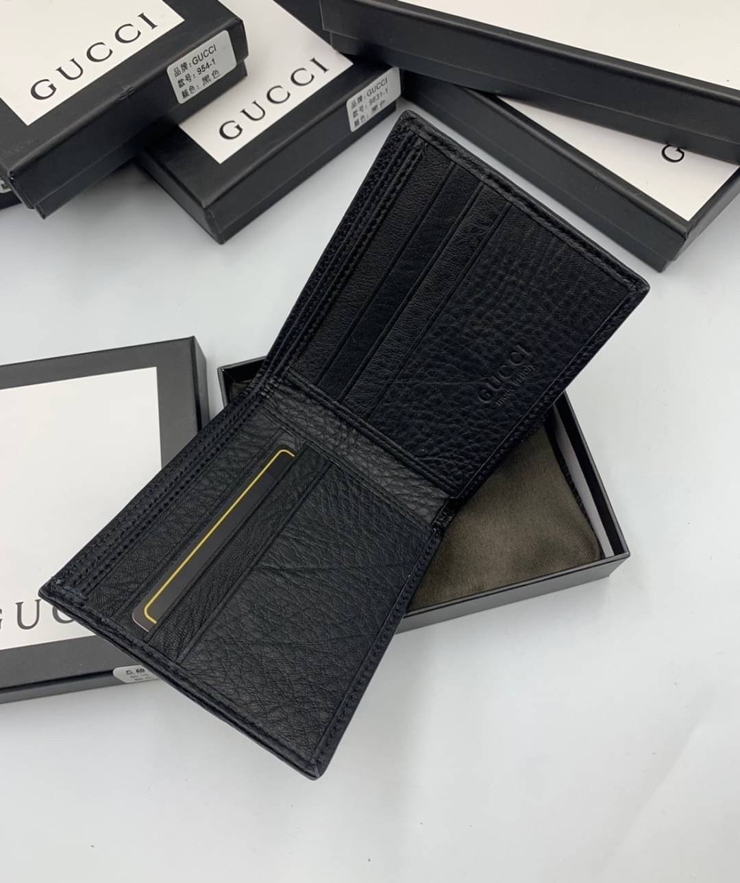 หนังแท้ GUCCI Men Short Wallet รุ่นใหม่ล่าสุด!! หนังสวยเริด ดีงามมากค่าาา กระเป๋าสตางค์ใบสั้น ดีไซน์ใหม่ สวยดูหรู ถือใช้กำลังเหมาะมือ ใส่บัตรได้เยอะ ใส่ธนบัตรได้ทุกชนิด มาครบ set พร้อมส่ง!! เป็นไอเท็มที่หนุ่มๆต้องมีจริงๆจ้า 😎😎