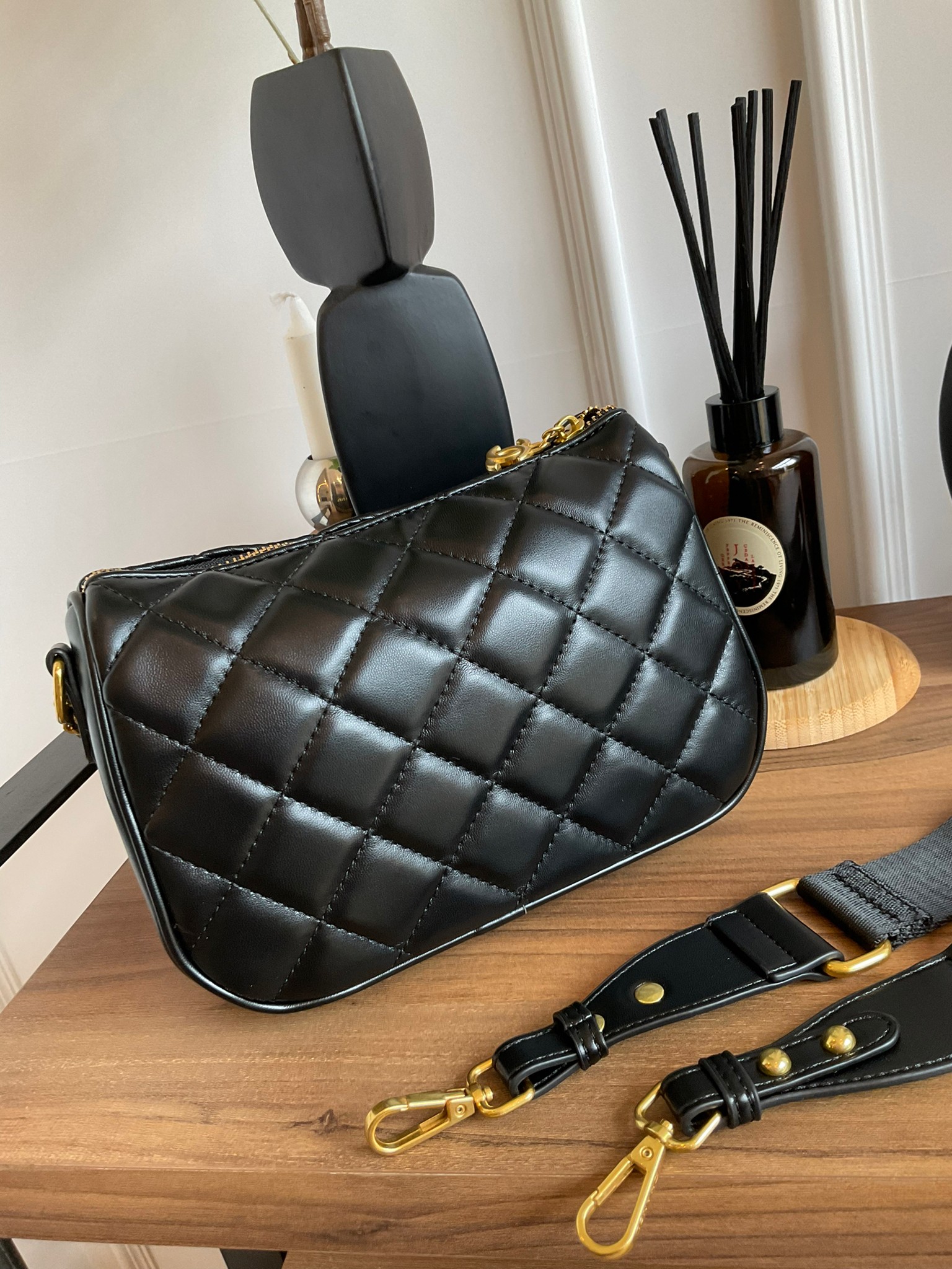 Chanel Crossbody bag black / CHANEL VIP GIFT CROSSBODY BAG กระเป๋าทรงสะพายข้าง ที่กำลังมาแรงมาในตอนนี้ ตัวกระเป๋าเป็นหนังพียูพรีเมี่ยม อะไหล่ทองวินเทจทั้งใบ ด้านหน้าประดับโลโก้แบรนด์ เปิดปิดด้วยซิปยาว ด้านในใส่กระเป๋าสตางค์ได้ถึงใบกลาง สามารถเป็นได้ทั้งกร