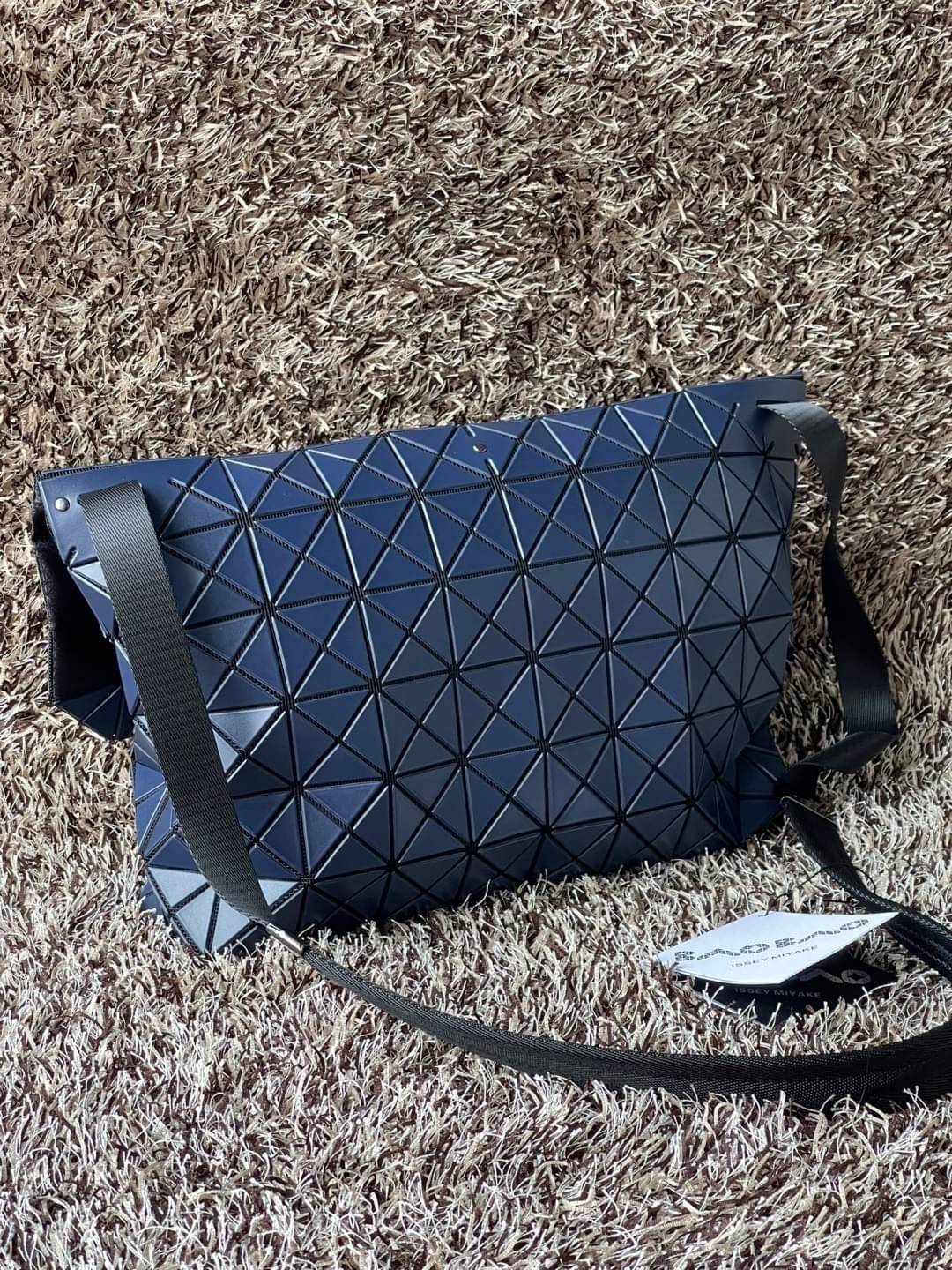 Baobao Issey Miyake Prism Sac ชาวมินิมอลทั้งชายและหญิงต้องถูกใจรุ่นนี้ เพราะ Prism Sac เป็นกระเป๋าแบบ unisex ที่มาพร้อมกับความเรียบง่ายของวัสดุเนื้อแมตต์ แต่ให้ลุคสไตล์เท่แบบคูลๆ โดดเด่นด้วยดีไซน์ที่ออกแบบมาให้ใช้งานที่ง่าย ตอบโจทย์ทุกสถานการณ์ฝาพับแบบเปิ