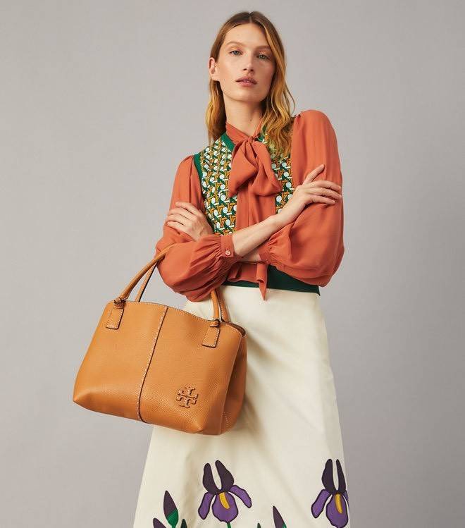 TORY BURCH Mcgraw Satchel Tote Bag (Size L) กระเป๋าถือ/สะพาย Crossbody วัสดุหนังลูกวัวแท้ 100% ด้านหน้าประดับโลโก้หนัง ตัดเป็นรูปตัว T สัญลักษณ์แบรนด์ ตัวกระเป๋าเดินด้ายเล่นลายเพิ่มลูกเล่น เพื่อความเก๋!!