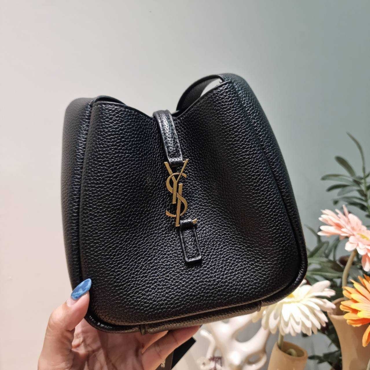 MINI YSL LE 5 À 7 SOFT BABY IN SMOOTH LEATHER กระเป๋าสะพายทรงโฮโบ ขนาดใหม่ baby สวยฟาด ดาเมจคือร้อนฉ่าสุดๆ! ดีไซน์สุดคลาสสิค ควรมีที่สุดค่า เกรดออริ 1:1 ใช้งานต่างประเทศได้