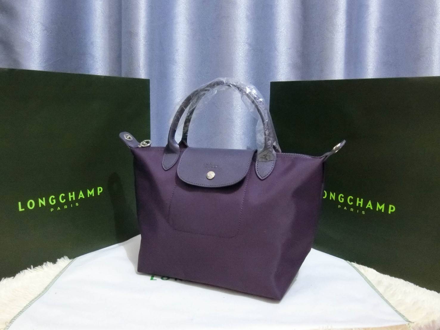 Longchamp Size S สินค้าใหม่ ของแท้!! เป็นล็อตผลิตเกินออเดอร์จากโรงงาน มาพร้อมการ์ด/ถุงผ้าแบรนด์/ถุงกระดาษแบรนด์ Size S: 25 x H. 23 x 16 cm. Color: Milberry 645 (ม่วง)