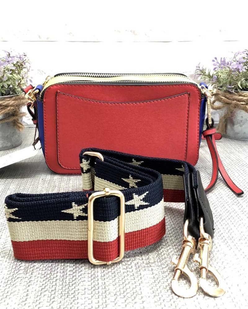 MACR JACOBS NEW YORK 2 ZIP กระเป๋าสะพายข้างหรือ crossbody ได้ค่ะ มาพร้อมสายสะพายมา 2 สาย ถอด และปรับระดับ ได้ทั้ง 2 สาย สลับใช้ไม่จำเจ ด้านหน้าตประดับ logo สวยหรู มี 2 ช่องซิปใส่ของ ภายในจุได้พอประมาณ มีช่องซิป และช่องเล็กใส่ของจุกจิก ที่จับซิปเป็นพวงหนัง