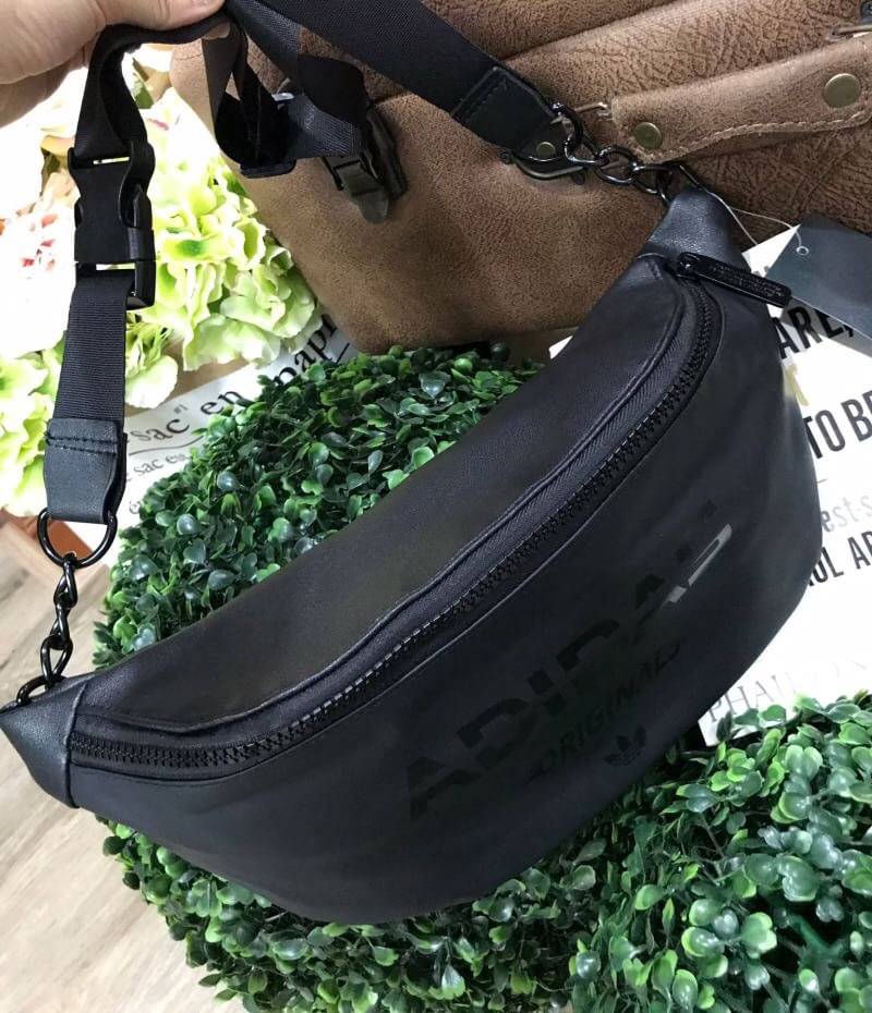 Adidas Waist Bag กระเป๋าสะพายสไตล์สปอร์ตแบบคาดเอวหรือคาดอกดีไซน์สุดฮิตใช้ได้ทั้งชายและหญิง วัสดุไนล่อนเนื้อแมทแบบนิ่มด้านหลังเป็นหนังเรียบ กันน้ำทำความสะอาดง่าย ขนาดกำลังดี น้ำหนักเบา ด้านหน้ามีโลโก้แบรนด์ เปิดปิดด้วยซิปสะดวกใช้ หัวซิปแบรนด์ สายสะพายเลื่อ