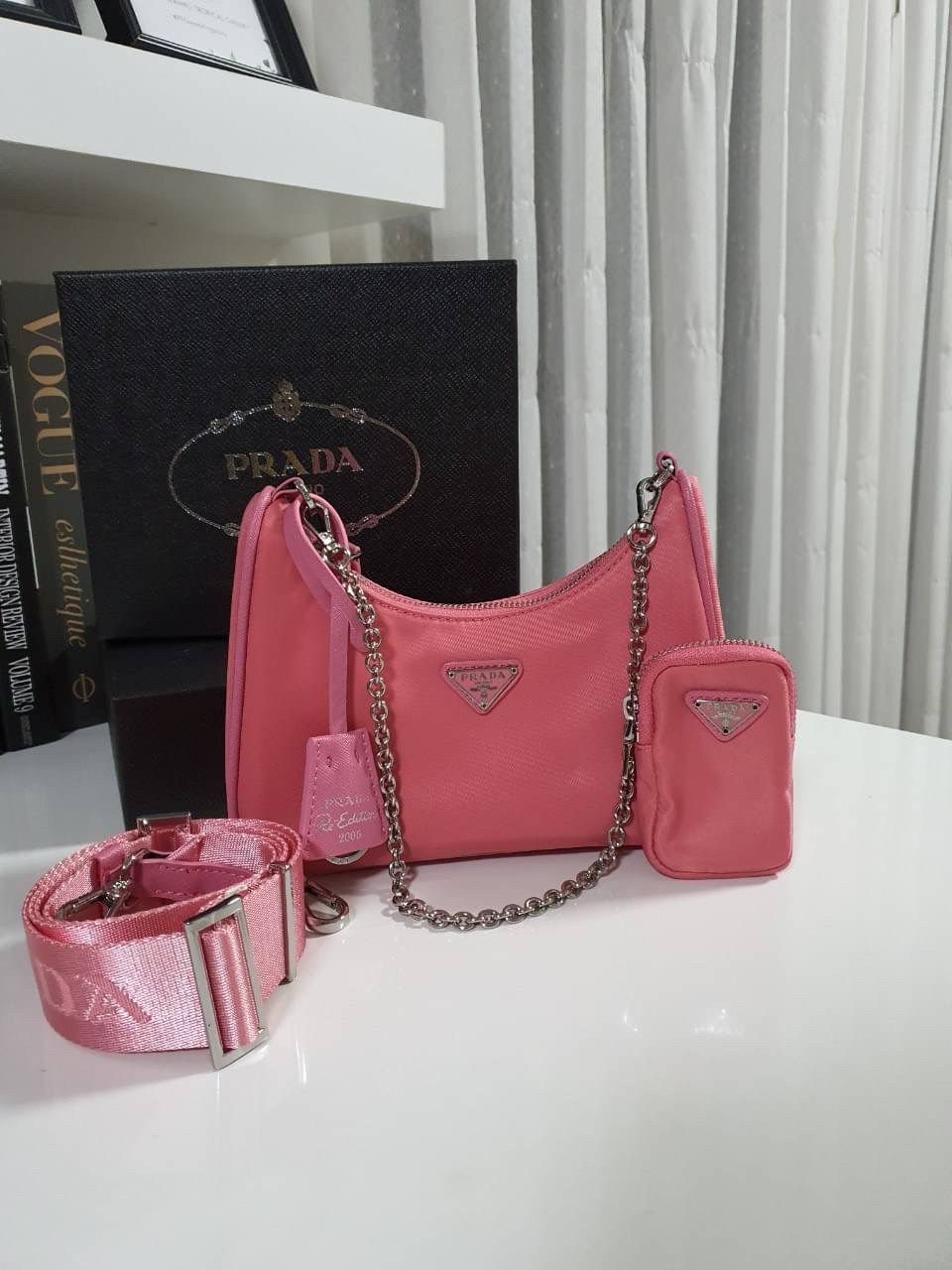 BEST SELLER!! **กำลังมาแรงมากค่ะ กับแบรนด์ PRADA ใบเดียวคุ้มมากค่ะ อุปกรณ์ ครบชุด **ซื้อ1ได้ถึง3ไอเท็ม ทั้งสายยาว และกระเป๋าใส่เหรียญ และป้ายแท็คหนัง อย่างดี **อะไหล่ปั้มแบรนด์แท้ทุกจุด วัสดุทำจากผ้า Nylon อย่างดี กันน้ำได้ อยู่ทรงสวย สามารถใส่กระเป๋าตังค