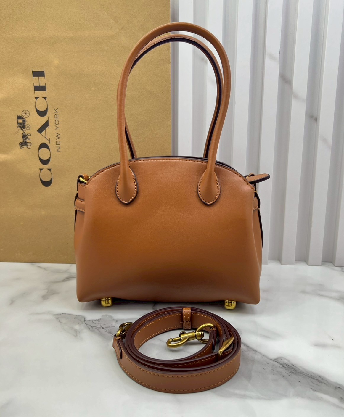 ORI หนังแท้ | Coach Soft Empire Carryall Bag 28 กระเป๋าสะพายทรงโฮโบ รุ่นใหม่ล่าสุด ดีไซน์เรียบง่าย สะพายไปคาเฟ่ ไปเที่ยวถ่ายรูปสวยๆ คือเหมาะสุดๆ หูสะพายยาว พอดีไหล่ ภายในแบ่งสัดส่วนไว้ดี ใบจริงหนังสวยมากๆ