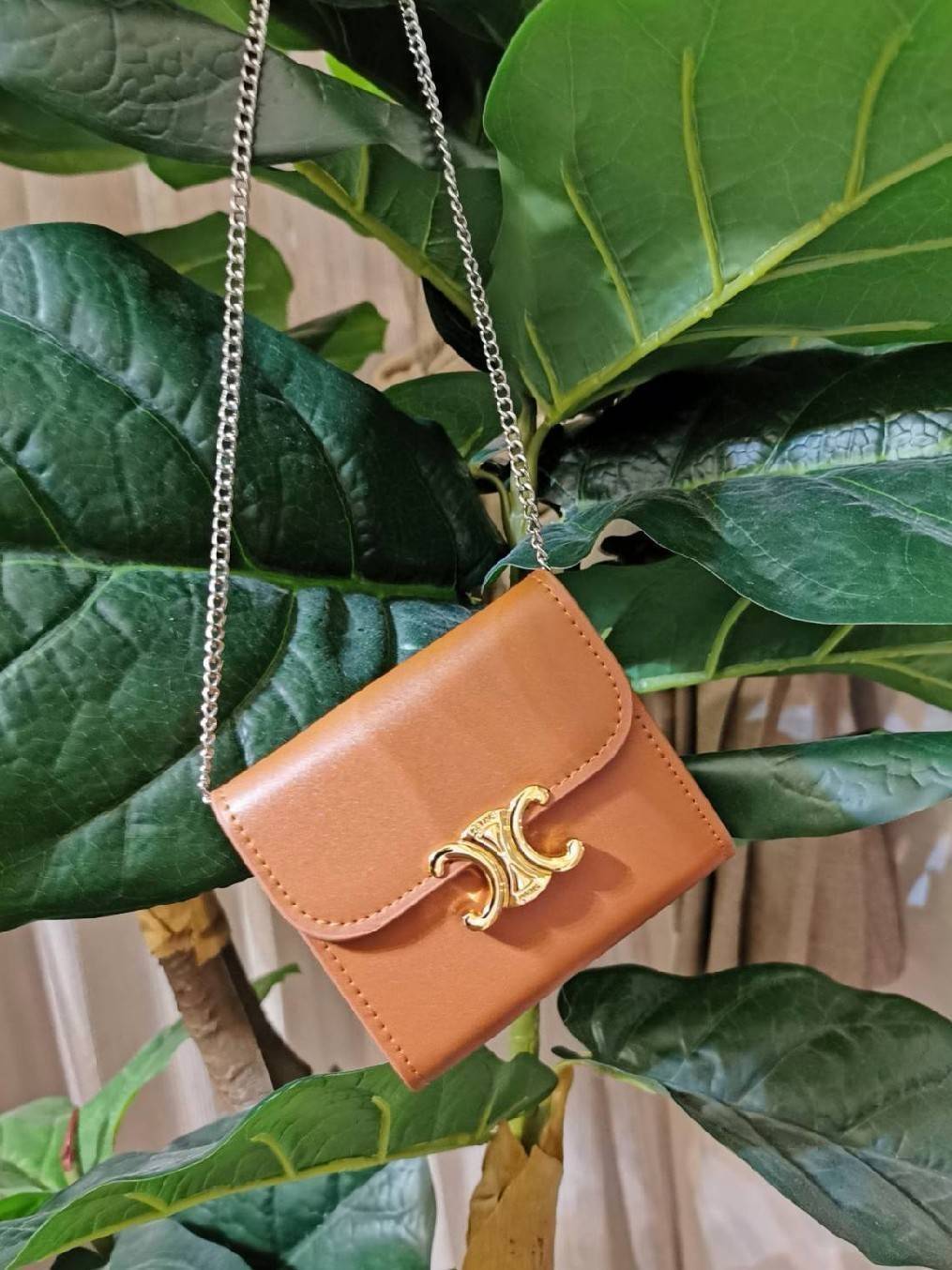 CELINE SHORT WALLET VIP กระเป๋าสตางค์ซีลีน หนังเรียบสวยอยู่ทรงมีโลโก้ด้านหน้าเปิดปิดด้วยฝาพับกระดุม ภายในมีช่องแบ่งหลายช่อง มีช่องใส่บัตรหลายช่อง ช่องใส่เหรียญ ช่องใส่ธนบัตร ใส่แบงก์พันได้เหมือนกระเป๋าสตางค์ยาวไอเท็มแนะนำ ล๊อตพิเศษ!! แถมสายโซ่สามารถสะพายไ