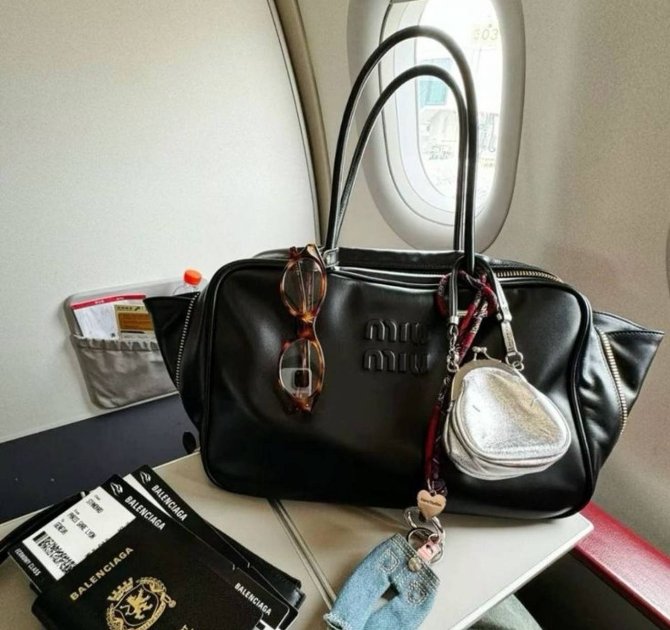 MIU MIU LEATHER BEAU BAG กระเป๋าถือรุ่นสุดจึ้ง ที่ไม่มีตอนนี้คือพลาด ดีไซน์เรียบแต่มากมีอยู่จริง สวยดูแพง หูจับในตัวง่ายและสะดวกพกพา เพียงแค่คล้องไหล่ ขนาดใหญ่จุของได้แบบสบายๆ