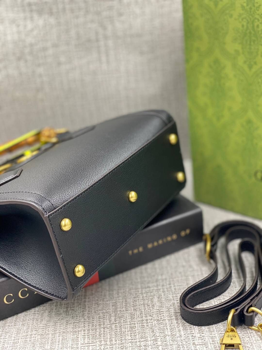 VIP GIFT 】หนังแท้ GUCCI Diana mini tote bag กระเป๋างานหูไม้ไผ่สุดคลาสสิก ดีไซน์มาใหม่พร้อมเข็ดขัดหนังสีสะท้อนแสงประดับตรงหูกระเป๋า ขนาดมินิกำลังน่ารักเลยค่ะ วัสดุหนังแท้ อะไหล่ทอง งานสวยตั้งอยู่ทรง มีสายสะพายยาว 1เส้น สามารถปรับระดับได้-ถอดได้ งานเก๋ไก๋ที