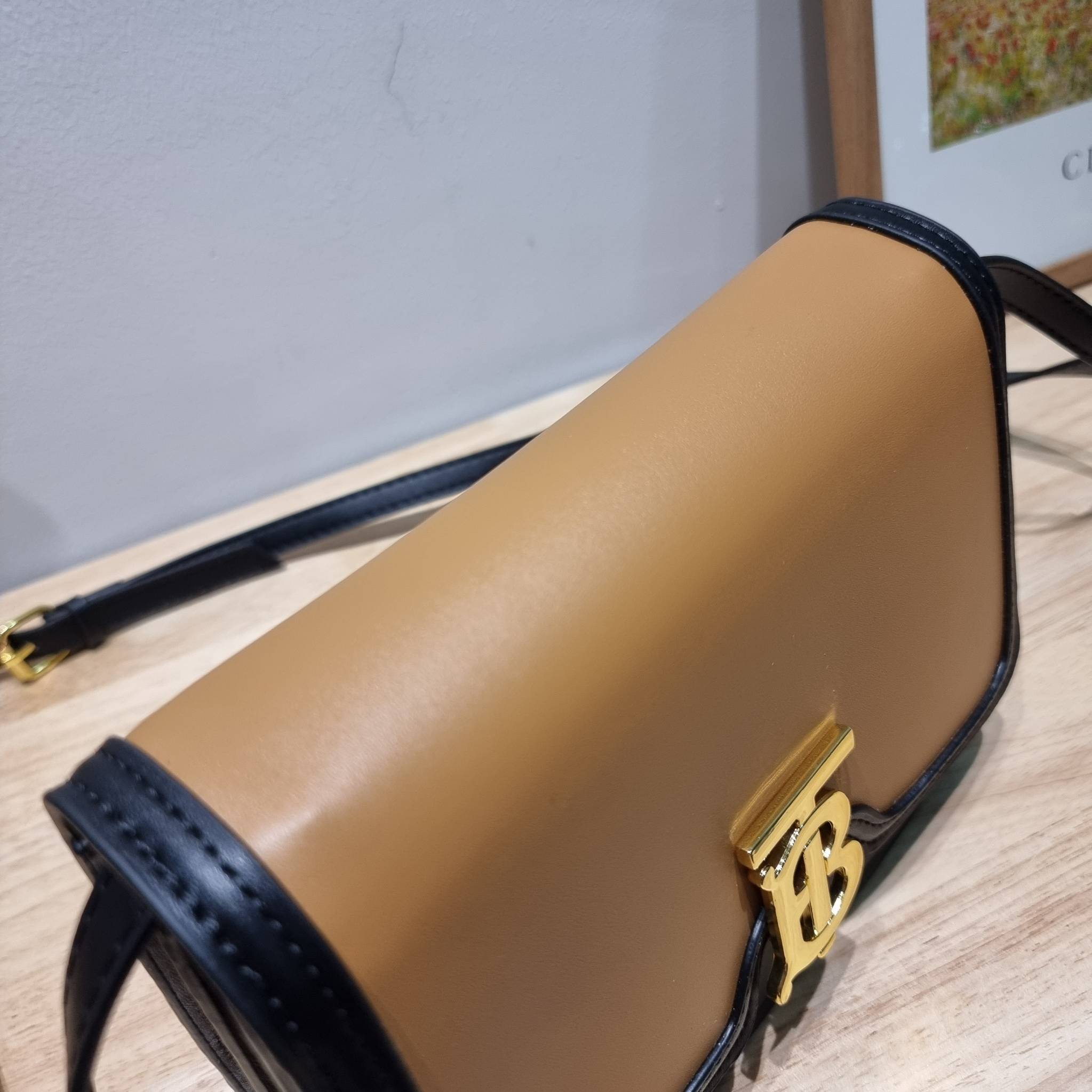 BURBERRY FRAGRANCES CROSSBODY BAG / BURBERRY SMALL CHECK CANVAS AND LEATHER TB BAG เบสท์ไอเท็ม!! คอลเลคชั่นที่ปังตลอดปี รอบนี้ออกแบบสไตล์ผู้ดีอังกฤษ เป็นเอกลักษณ์ london check โดดเด่น