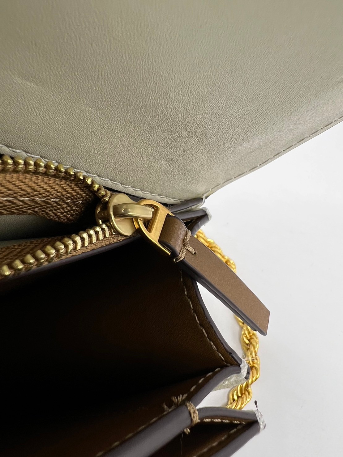 6 สี Tory Burch Croc Eleanor Small Bag / TORY BURCH ELEANOR CROC EMBOSSED LEATHER กระเป๋าสะพายหนังพิมพ์ลายจระเข้ ดีไซน์หรูหรา โด่นเด่นด้วยโลโก้แบรนด์อะไหล่ด้านหน้า และสายสะพายโลหะสีทอง