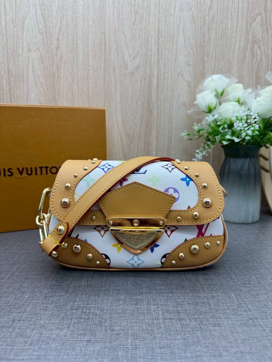 ORI หนังแท้ | Lv Marilyn White Multicolor Monogram Canvas Shoulder Bag กระเป๋าสะพายสไตล์วินเทจ ดีไซน์สีสันสดใสน่ารัก มีชีวิตชีวา โดดเด่นด้วยตัวล็อคด้านหน้าแบบกดขนาดใหญ่ จะถือแบบคล้องแขนหรือสะพายไหล่ก็ได้