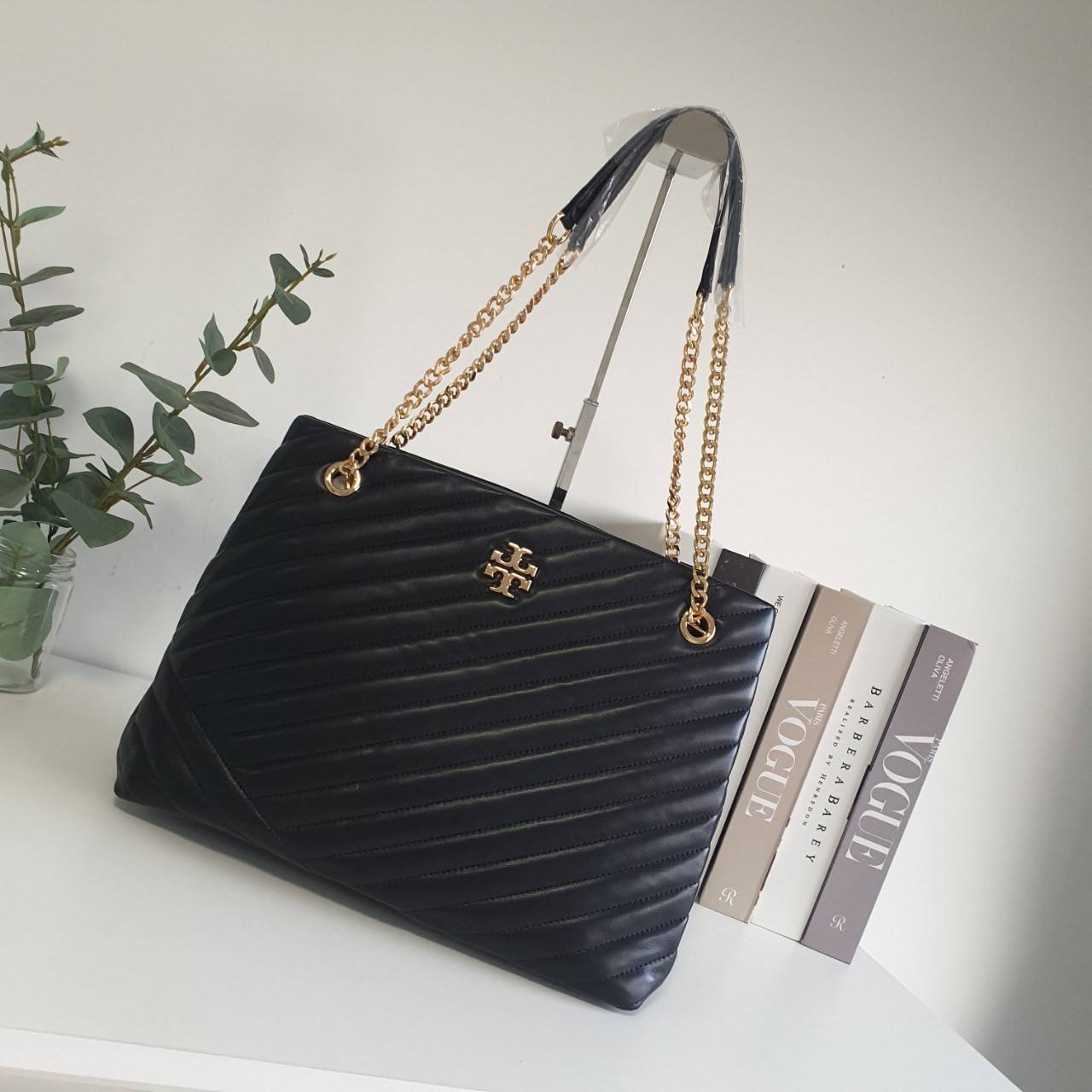 Tory Burch Kira chevron tote bag กระเป๋าทรง Tote สุดหรู ใบใหญ่ จุของได้เพียบ! วัสดุหนังแท้(Geniune Leather) หนังนิ่ม นุ่มมือมากกก มาพร้อมสายสะพายไหล่ต่อโซ่สลับหนัง อะไหล่ทองทั้งใบ ด้านข้างมีกระเป๋าเพิ่มทรงได้ ด้านในเปิดปิดด้วยกระดุมแม่เหล็ก มีช่องแบ่งใส่ข