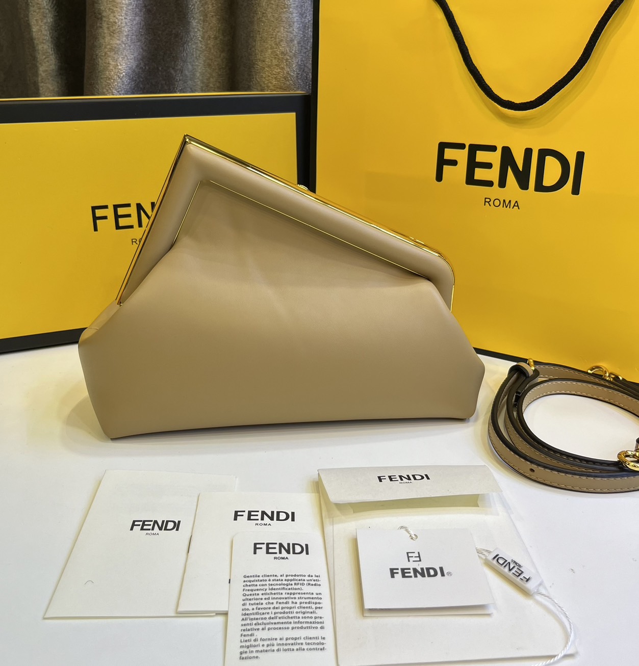 พร้อมส่ง 6 สี FENDI First Midi bag กระเป๋าทรงคลัชมาพร้อมสายสะพาย รูปลักษณ์สวยงามทันสมัย 🧡 เกรดออริจินอล 1:1 สลับแท้ ใช้งานต่างประเทศได้