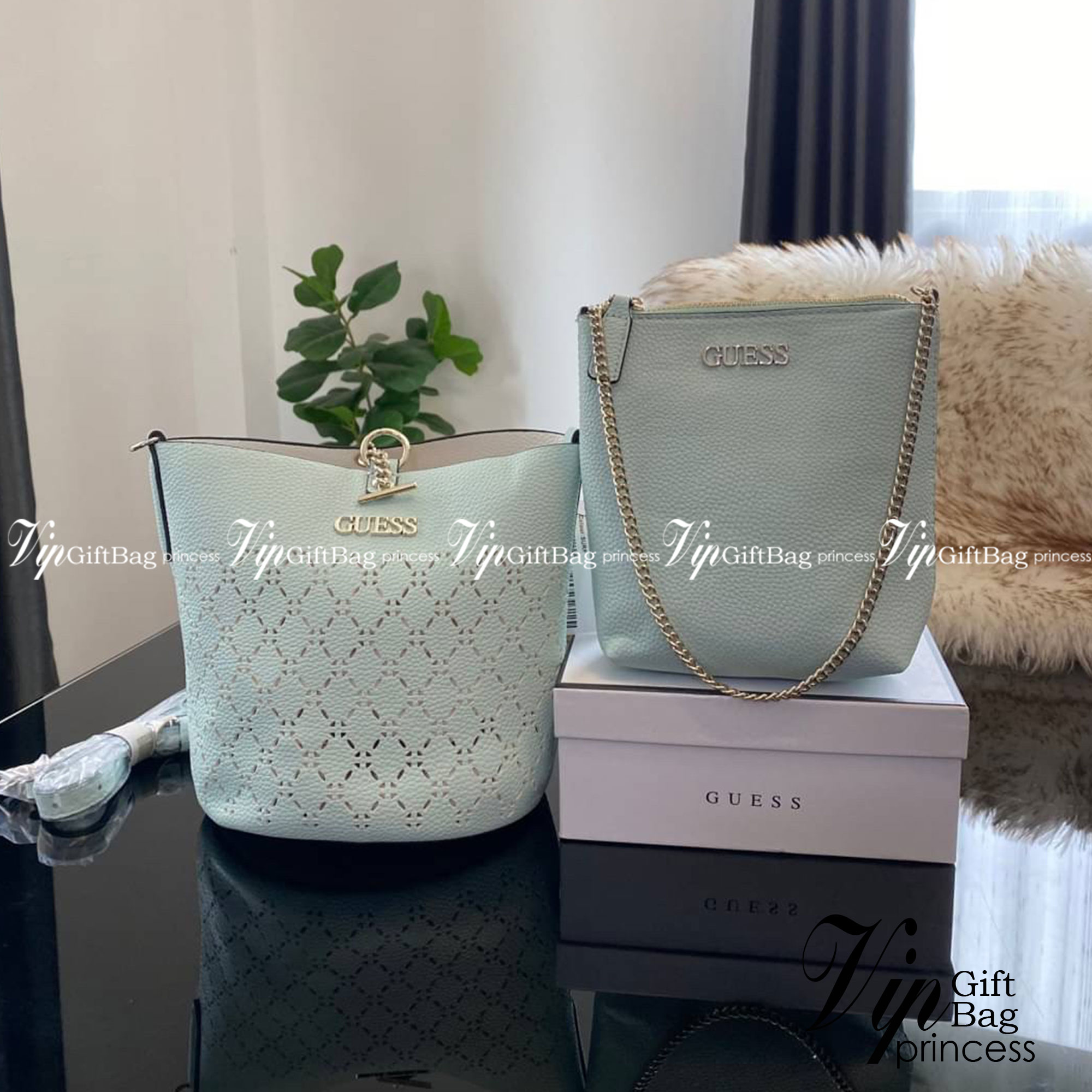 Guess Amara Bucket Handbag ซื้อ 1 ได้ถึง 2 กระเป๋ารุ่นใหม่ล่าสุดทรงถังสุดน่ารัก พิมพ์ลายรอบใบ วัสดุหนังนิ่มคุณภาพดี นิ่ม น้ำหนักเบา ด้านหน้าประดับด้วยโลโก้แบรนด์สวยโดดเด่น เปิด-ปิดด้วยด้วยตัวคล้องอะไหล่เงินสะดวกใช้ ด้านในโล่ง มีสายยาวปรับระดับได้มาให้ มาพ