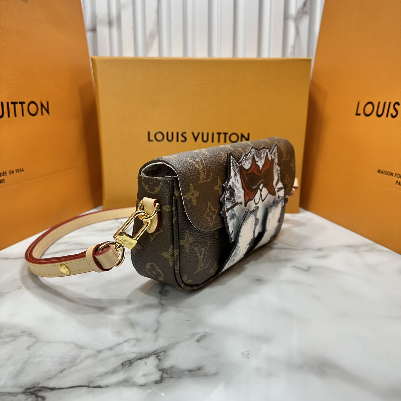 ORI หนังแท้ | LV Ivy chain wallet love of cats กระเป๋าสะพายไอวี่ดีไซน์กระเป๋าสตางค์ โดดเด่นด้วยการตกแต่งภาพประกอบแสนสดใสที่วาดมือลายน้องแมว พร้อมช่องใส่บัตร สายสะพายหนังและโซ่ถอดได้