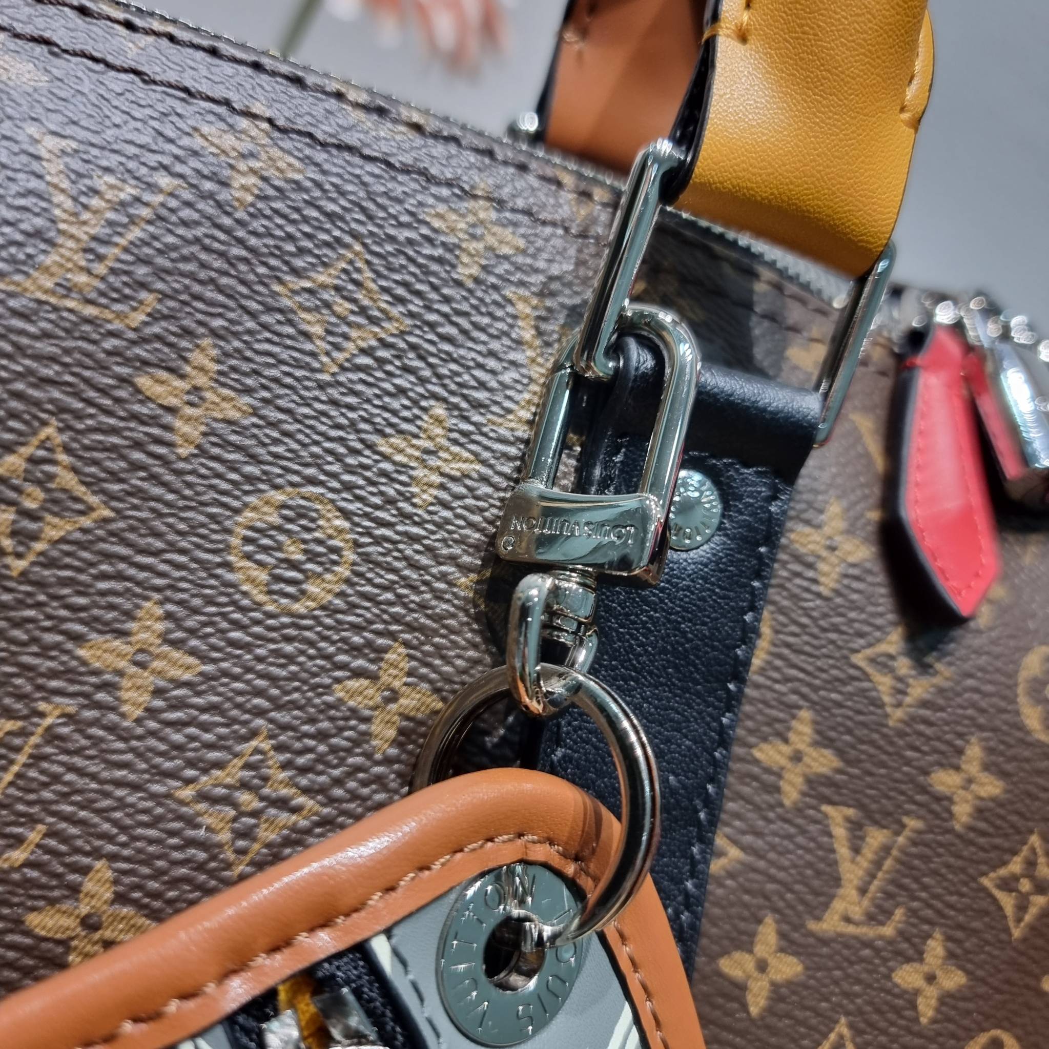 LV KEEPALL BANDOULIERE กระเป๋าเดินทางสุดชิค ที่ทำให้การเดินทางไม่ธรรมดาอีกต่อไป ด้วยลูกเล่น patch แท็กห้อย และใบลูก ที่จัดมาให้ได้เก๋ๆ ไม่ซ้ำใคร วัสดุหนังแคนวาสคุณภาพดี ดีไซน์ลวดลายโมโนแกรมเอกลักษณ์ ซิปมีตัวล็อคไว้ให้แน่นหนา มีสายสะพายครอสให้ ภายในโล่งกว้