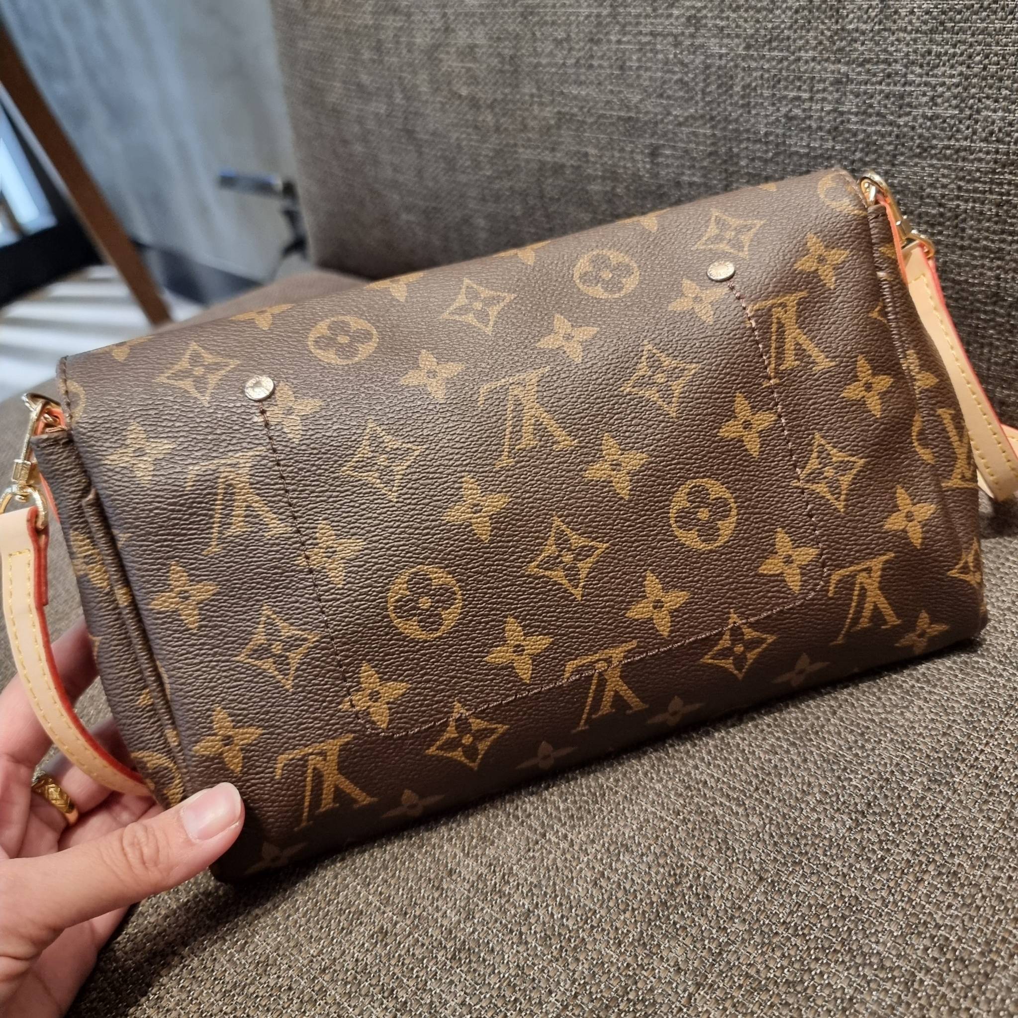 LV CROSSBODY CHAIN BAG rare item!! วัสดุหนังแคนวาส คมชัด หรู เปิด-ปิดกระเป๋าด้วยแถบแม่เหล็ก ภายในเป็นช่องโล่ง ใส่ของใช้สำคัญได้สบายๆ มือถือ พาวเวอร์แบงค์ เครื่องสำอางค์ ของจุกจิกได้หมดจ้า มาพร้อมสายสะพายโซ่ และสายสะพาย crossbody ถอดออกได้ พร้อมเสิร์ฟความส