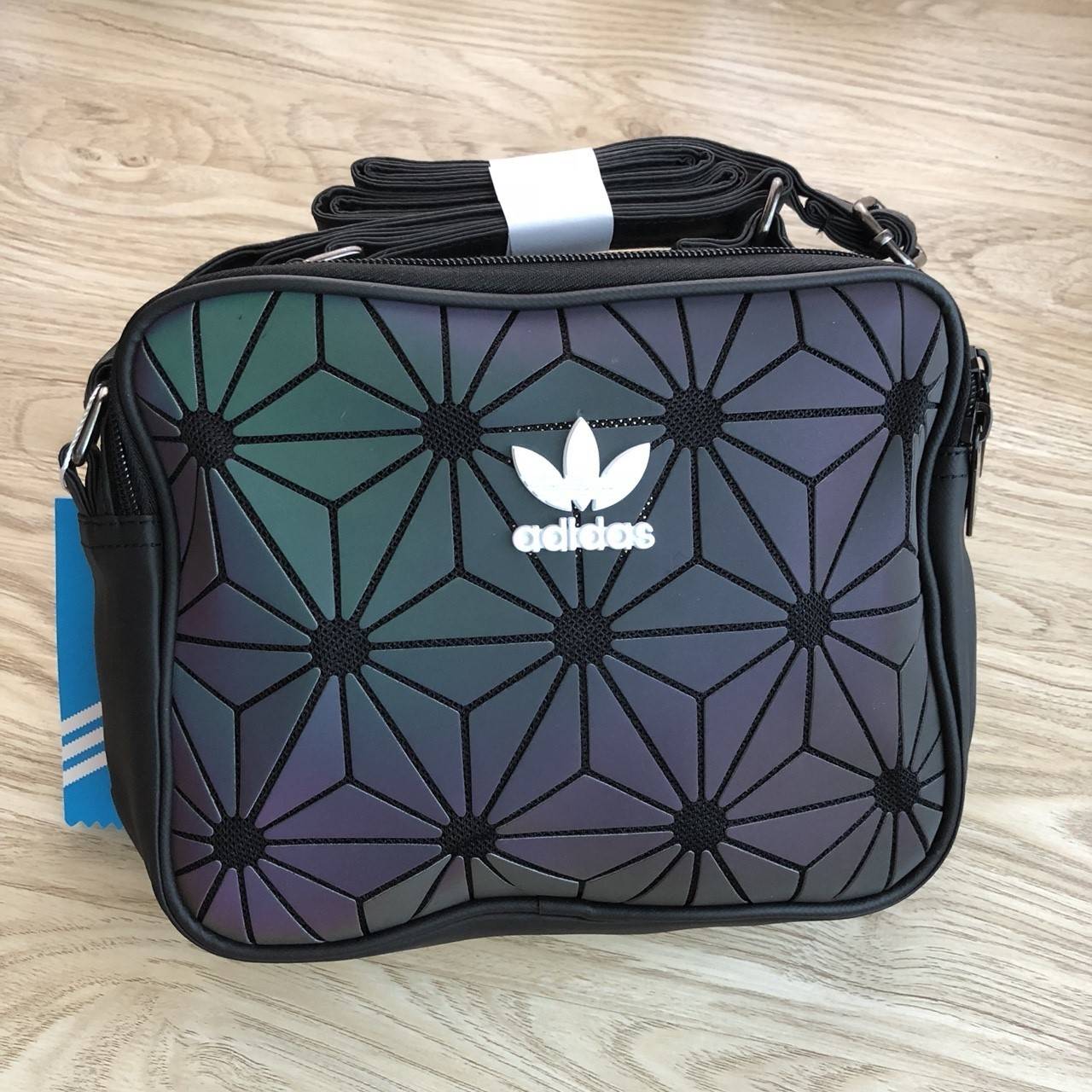 Adidas mini Airline bag กระเป๋าสะพายข้างแนว sport วัสดุด้านหน้าเนื้อ matte ผสมหนังนิ่มค่ะ น้ำหนักเบา ด้านหน้าติดโลโก้แบรนด์ เปิดปิด กระเป๋าแบบซิป ภายในโล่ง ใส่ของจุพอประมาณค่ะ มีช่องซิป หนึ่งช่อง ด้านหลังมีอีก 1 ช่องซิป:สายสะพายปรัยได้ freesize ขนาดกำลังด