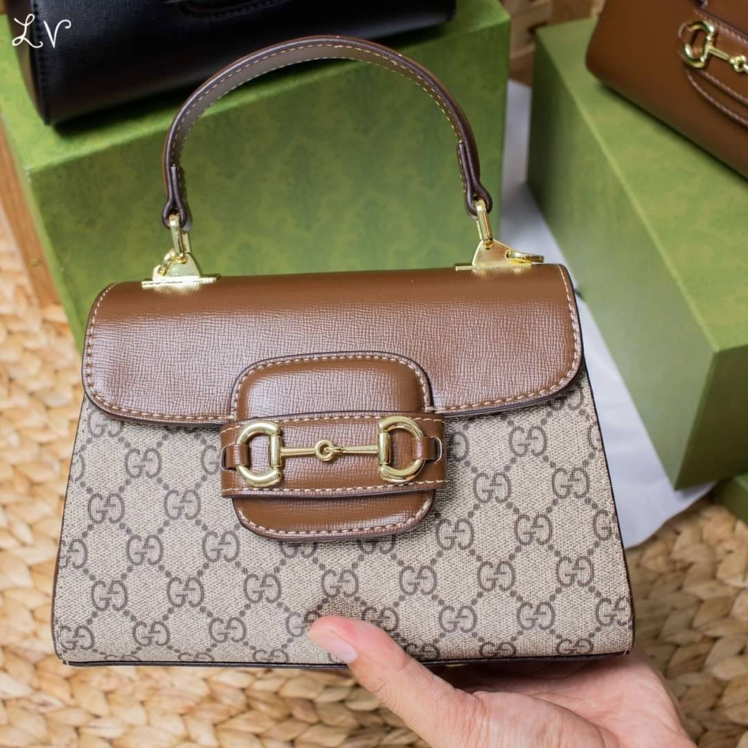 Gucci Horsebit 1955 mini bag / GG VINTAGE CROSSBODY BAG กระเป๋าสะพายข้าง สวยย้อนยุค ดีไซน์วินเทจแฝงความหรู เปิด-ปิดด้วยกระดุมแม่เหล็ก ภายในโล่งกว้าง แบ่งสัดส่วนไว้อย่างดี สายสะพายมีให้ 2 ถึงแบบ สลับใช้ได้ไม่มีเบื่อ แถมยังมีหูจับในตัว เข้าได้กับทุกลุค แมทช
