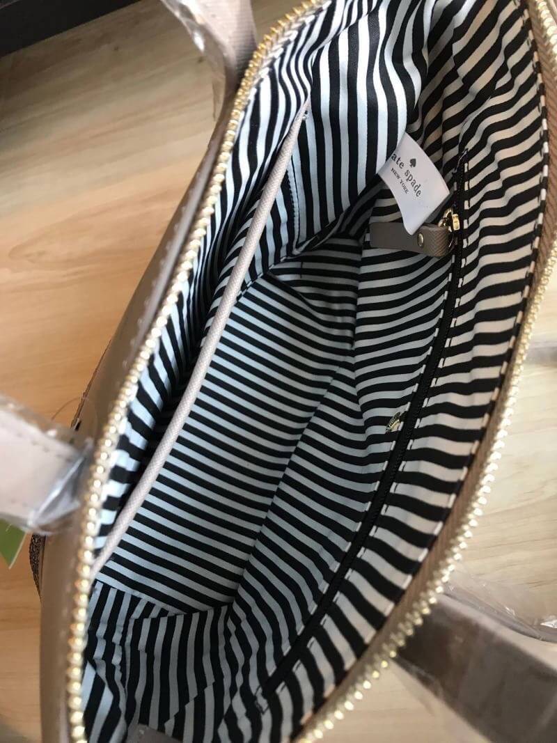 Kate Spade INA Greta Court Glitter Crossbody กระเป๋าถือหรือสะพายใบเล็ก วัสดุหนัง Saffiano สวยหรู ด้านหน้าประดับโลโก้สีทองสวย ก้นกระเป๋ามีดีเทลด้วยGlitter วิ้งๆดูหรู ภายในมีช่องซิปและช่องเล็ก สามารถใส่ ipad mini กระเป๋าสตางค์ใบยาวและของจุกจิกได้เยอะ มีหมุด