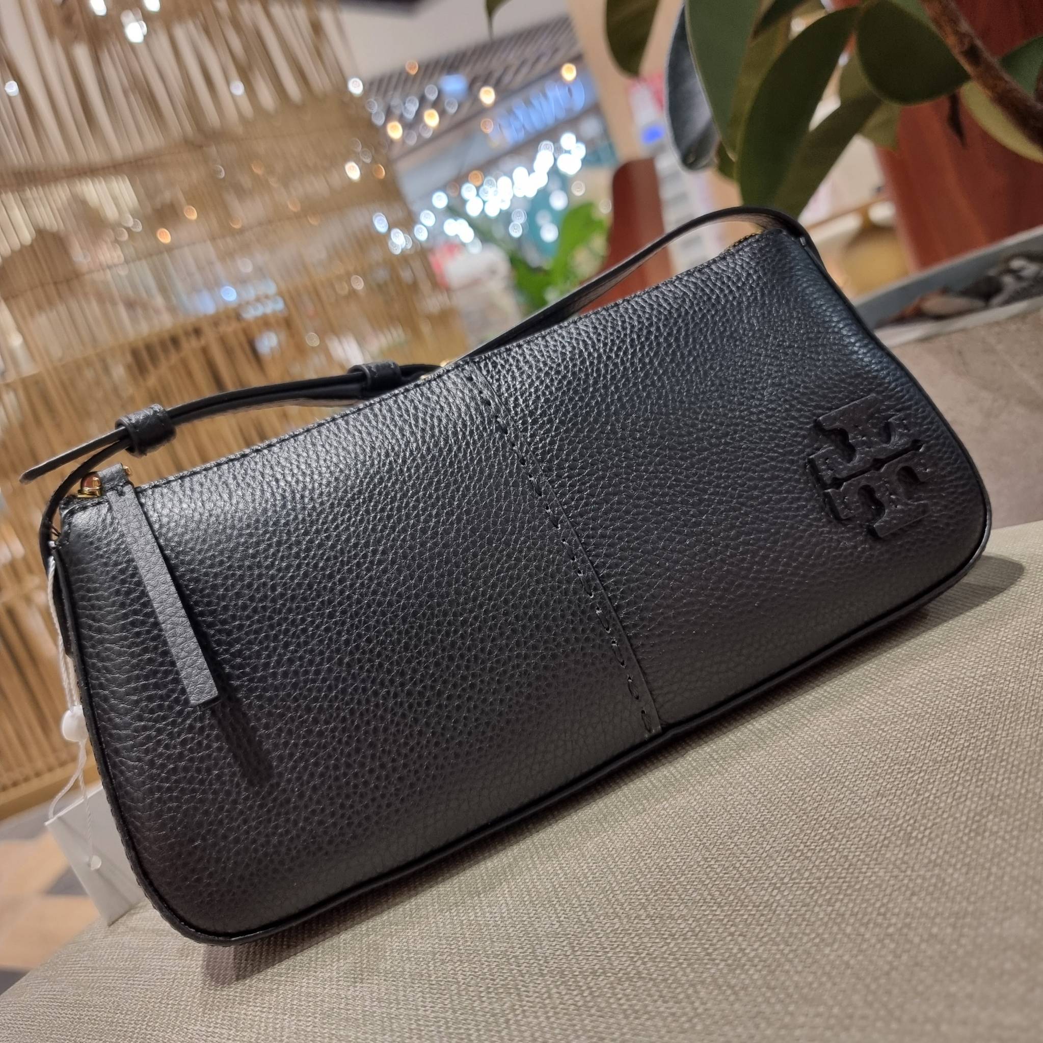 TORY BURCH MCGRAW WEDGE กระเป๋าสะพายไหล่ ทรงสวยไม่ซ้ำ ไม่เกร่อ!! สะดวกใช้งาน ดีไซน์เรียบแต่แฝงความหรู และคลาสสิคในตัว วัสดุหนังลูกวัว สัมผัสดี สวยคม เปิด-ปิดด้วยซิป ภายในเป็นช่องโล่ง มีช่องย่อยเก็บบัตร มาพร้อมสายสะพายในตัว ปรับได้อีกเล็กน้อย ไอเท็มนี้เหมา