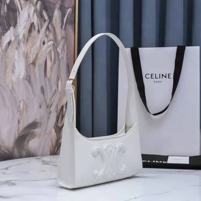 หนังแท้ CELINE SHOULDER BAG CUIR TRIOMPHE IN SMOOTH CALFSKIN ภาพสินค้าถ่ายจากงานขายจริง ใช้งานต่างประเทศได้