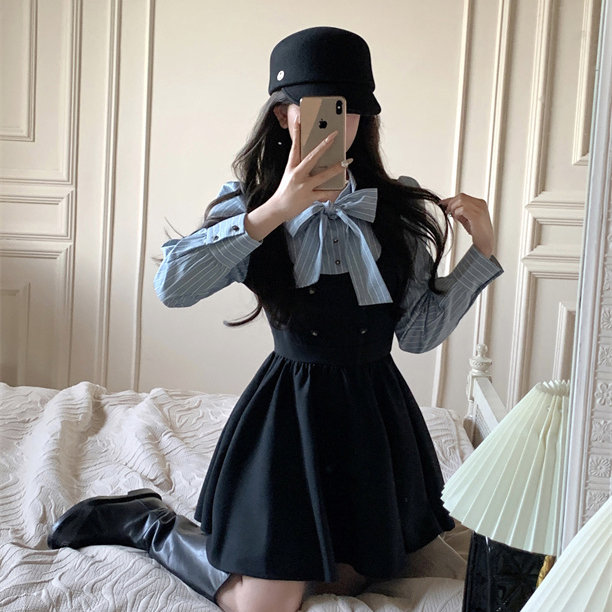 พร้อมส่ง 🫐 Hariett dress เดรสแขนยาวแต่งโบว์สีฟ้า (IN38620)