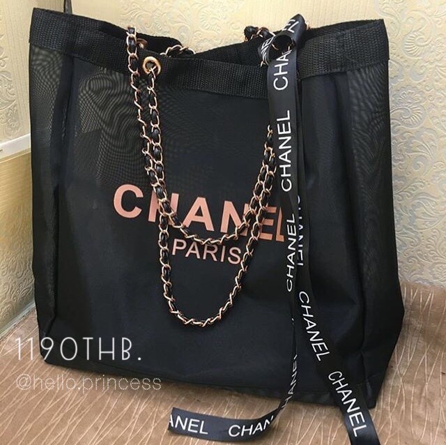 พร้อมส่งความสวยหรู โทนสีชมพูทั้งใบ Chanel Shopping Bag With Chain & Ribbin กระเป๋าสะพายใบใหญ่ทรง Shopping Bag Limited Edition พรีเมี่ยมกิ้ฟของแท้นำเข้าจาก Chanel Perfume Counter ของแท้100% ใบใหญ่วัสดุ Nylon โปร่ง♡ ปั้ม CHANEL เปิดปิดด้วยแถบแม่เหล็ก