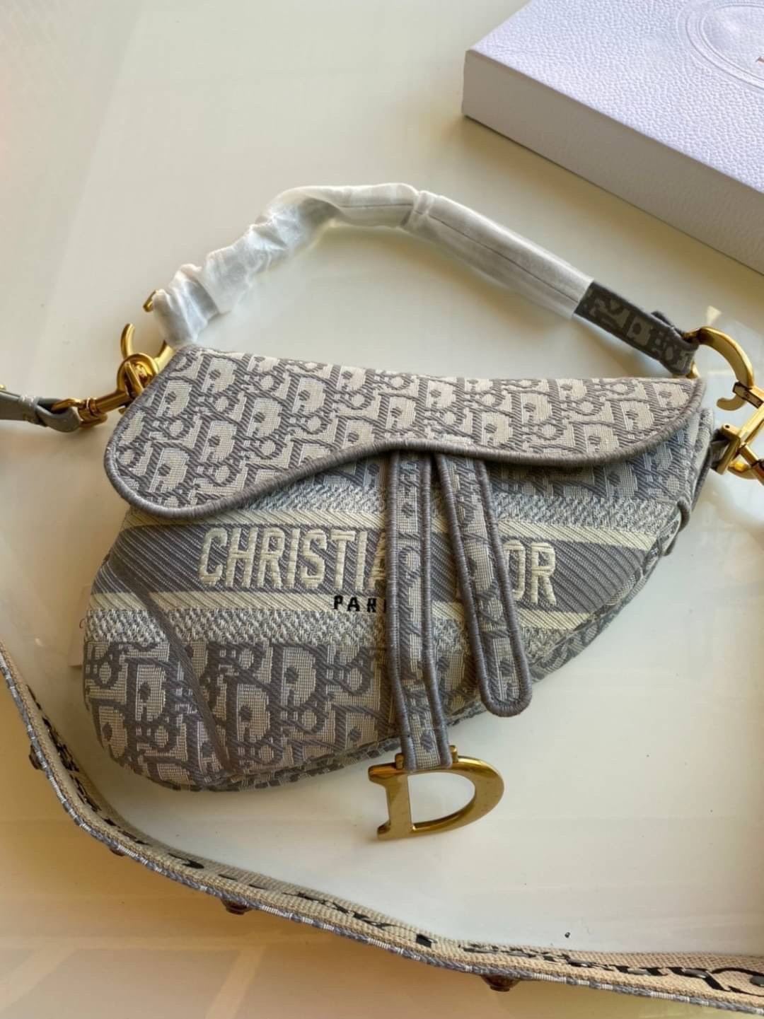 ORI หนังแท้ | Dior Saddle Bag Gray Dior Oblique Embroidery กระเป๋าสะพายทรงสวยไม่ซ้ำใคร กิมมิคในตัว ดูแพง ดีไซน์ย้อนยุค เรียบหรูเป็นเอกลักษณ์
