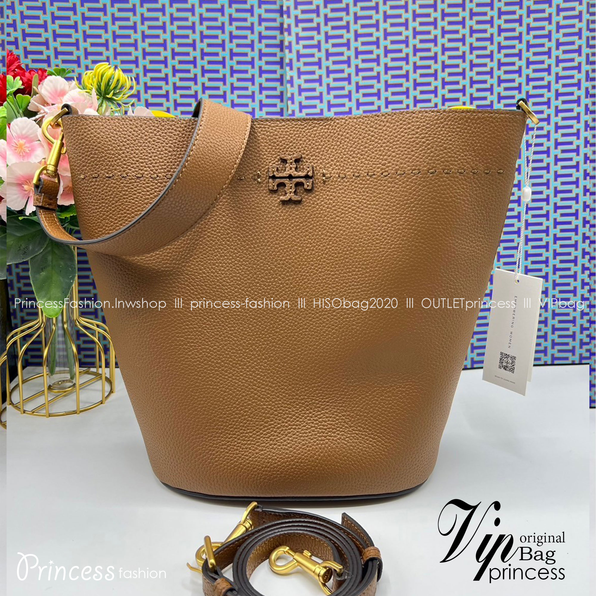 Tory Burch McGraw Bucket bag / Tory Burch Mcgraw Double T Logo Plaque Bucket Bag พร้อมส่ง 4 สี กระเป๋าสะพายหรือถือคล้องแขนทรงถัง จุของได้เยอะใบนี้ตอบโจทย์ได้ดีมาก โทนสีเรียบง่าย แฝงไปด้วยความดูดี สุขุมและเป็นผู้ใหญ่