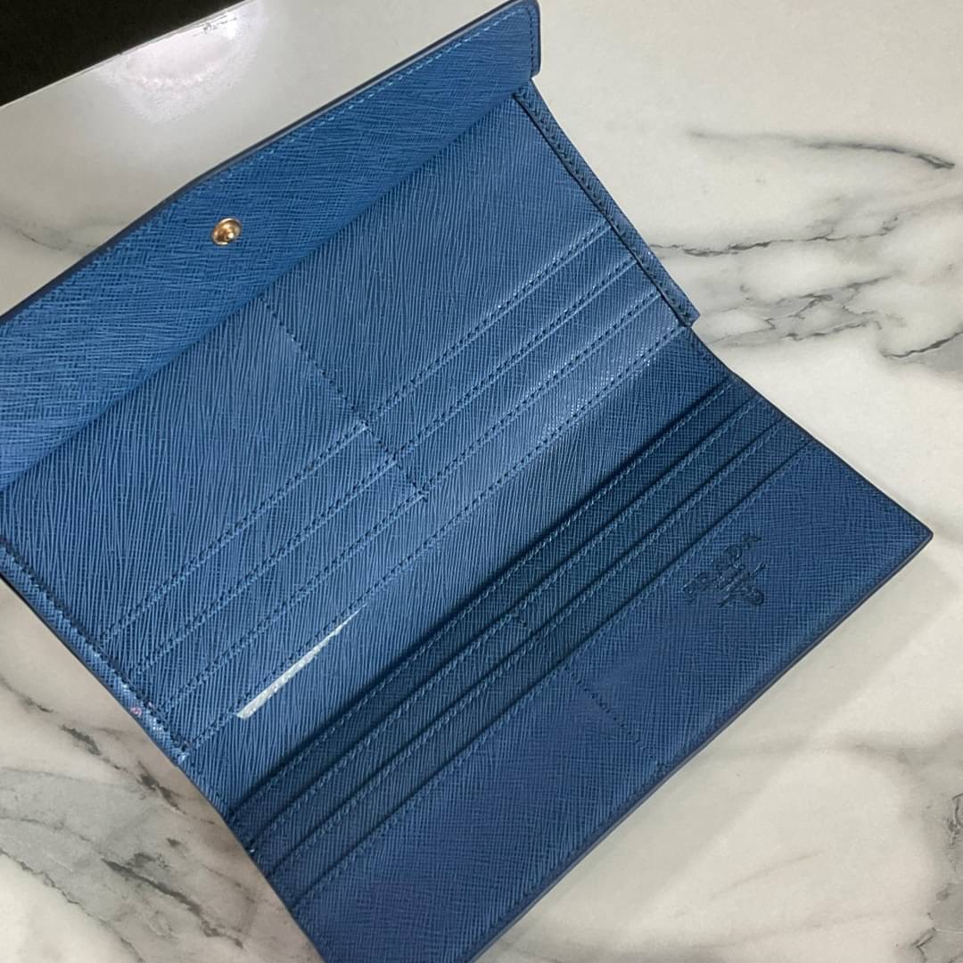 PRADA LONG WALLET Best Seller กระเป๋าสตางค์รับทรัพย์ ทรงหรู ลายหนัง SAFFIANO มีช่องใส่บัตร ถึง 12 ช่อง และช่องซิปใส่ของจุกจิกได้ น้ำหนักเบา จับถนัดมือ ขนาดกำลังดี