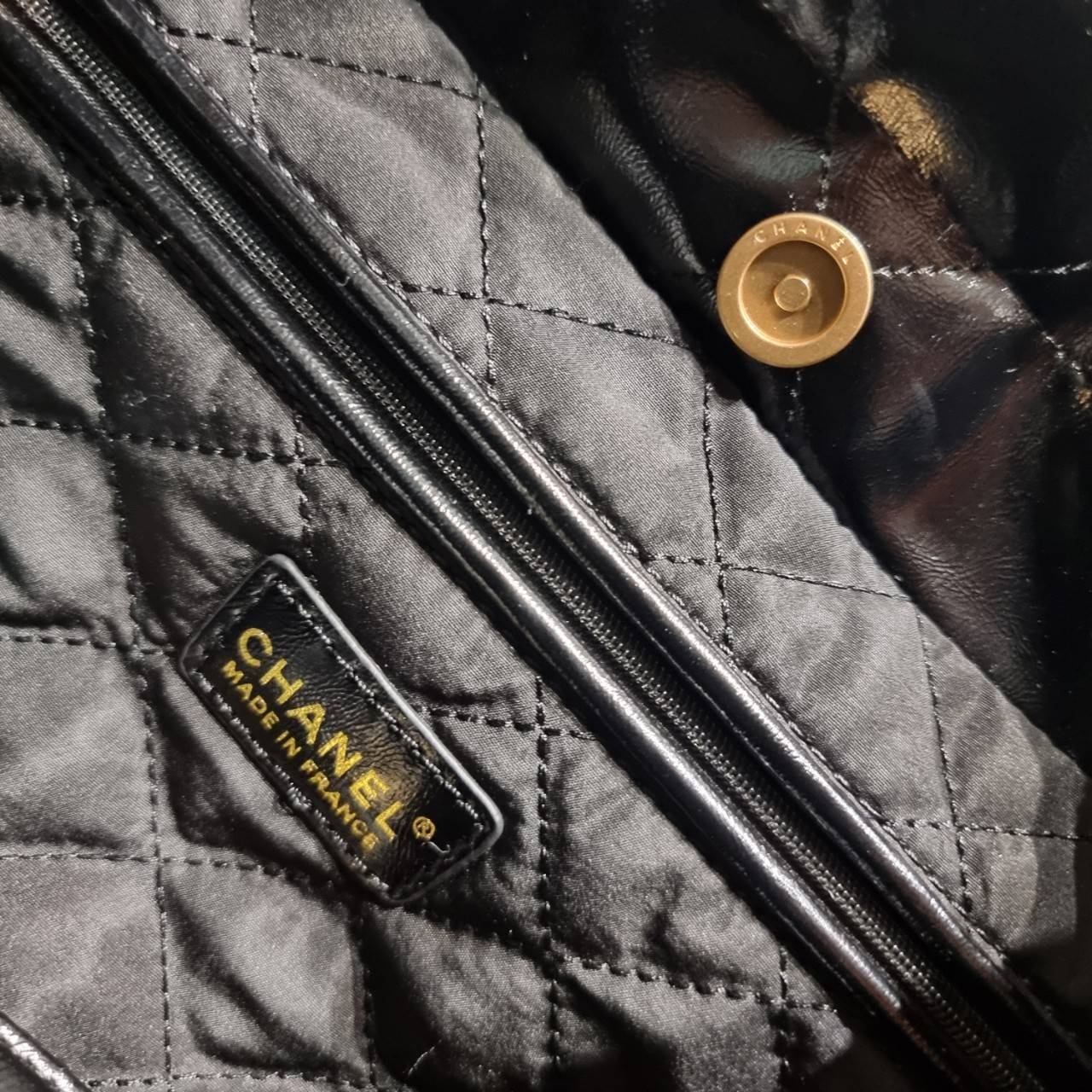 Chanel 22 horizontal bag แรงเกินต้านที่สุดกับไอเท็มนี้ ที่สาวๆหรือใครๆก็ต้องมี มาในไซส์ใหญ่ รูปทรงใช้ง่ายขึ้น แต่ยังจุได้หนักๆเหมือนเดิม ดูหรูหรา เกินเรื่องที่สุด