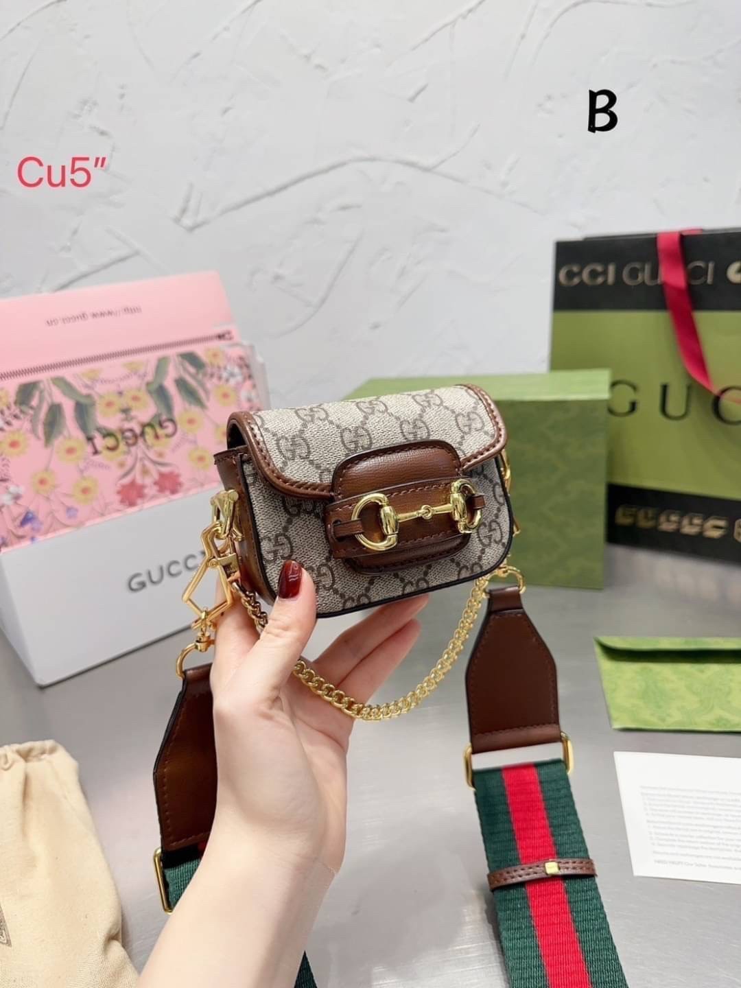 GUCCI HORSEBIT 1955 STRAP WALLET พร้อมส่ง กระเป๋าสะพายใบเล็กจิ๋ว มินิน่ารักน่าใช้ สายสะพายถอดได้ เลื่อนปรับระดับได้ เป็นอีกรุ่นที่น่าใช้มากๆ