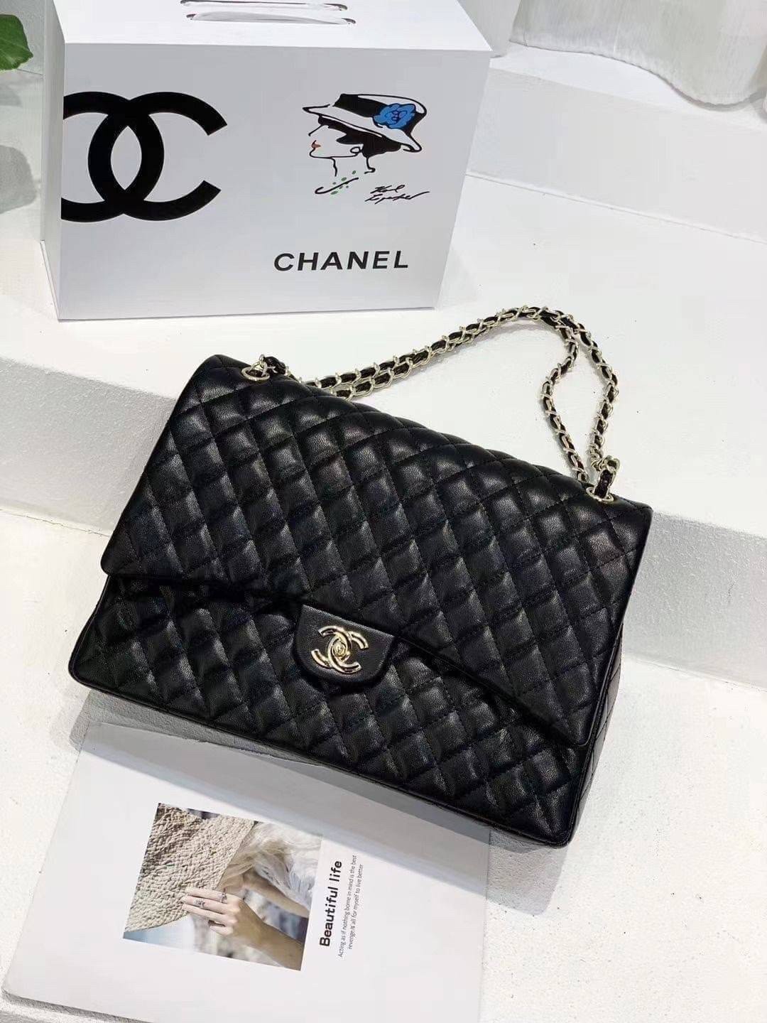 CHANEL MAXI CLASSIC 13.5" กระเป๋าสะพายทรงคลาสสิคใบใหญ่ จุของได้เยอะมากๆ งานสวยหรูมาแต่ไกล สวยงามไม่ผิดหวังค่ะ