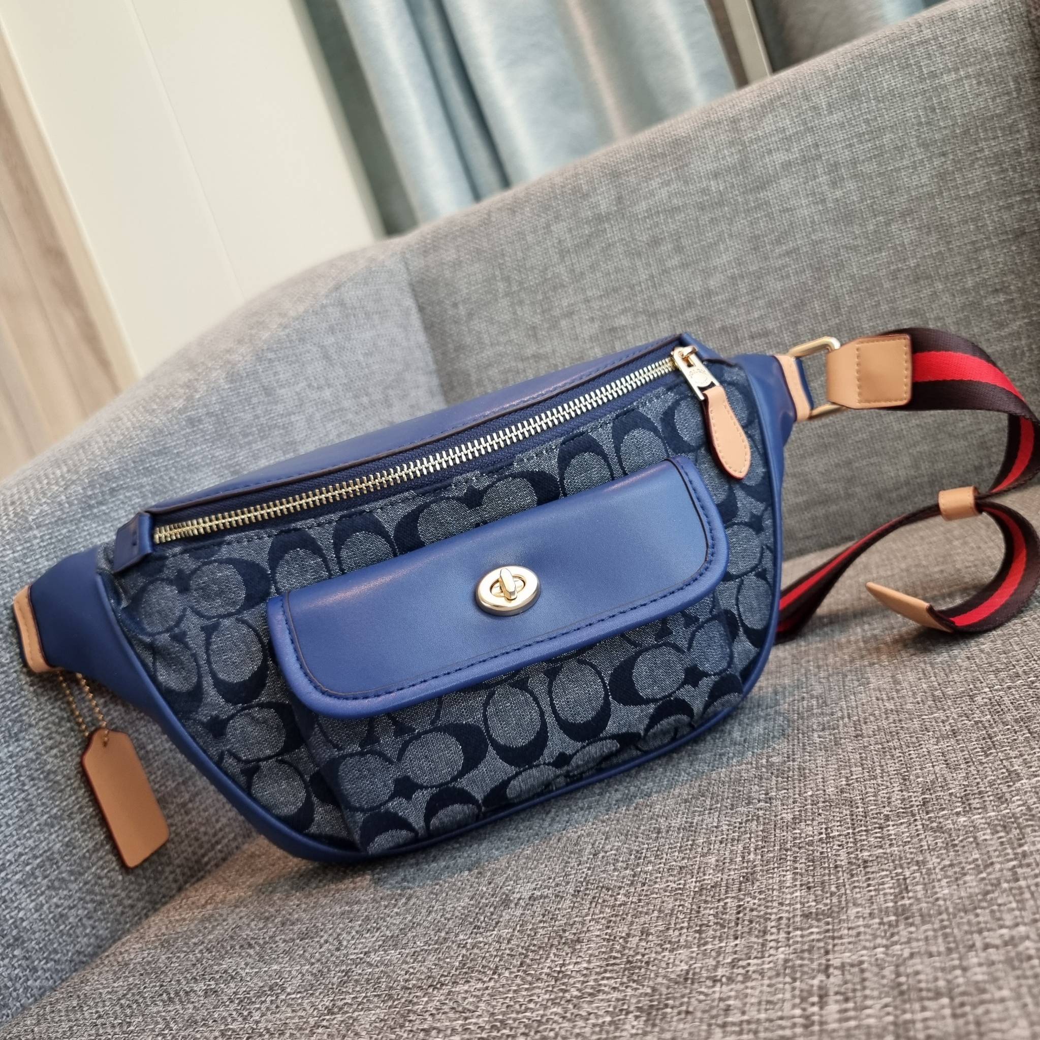 OUTLET 】COACH C4035 HERITAGE BELT BAG IN SIGNATURE CHAMBRAY ใหม่ล่าสุด กระเป๋าคาดอกสุดชิคสำหรับหนุ่มๆ เป็นดีไซน์กึ่งสปอร์ตที่ดูหรูมากๆ แพทเทิร์นเป็นที่ใช้งานง่าย วัสดุผ้าแชมเบรย์สลับหนังแท้ ไม่หนาไม่บางจนเกินไป มีช่องด้านหน้า และซิปหลัก ภายในโล่งกว้าง จุข