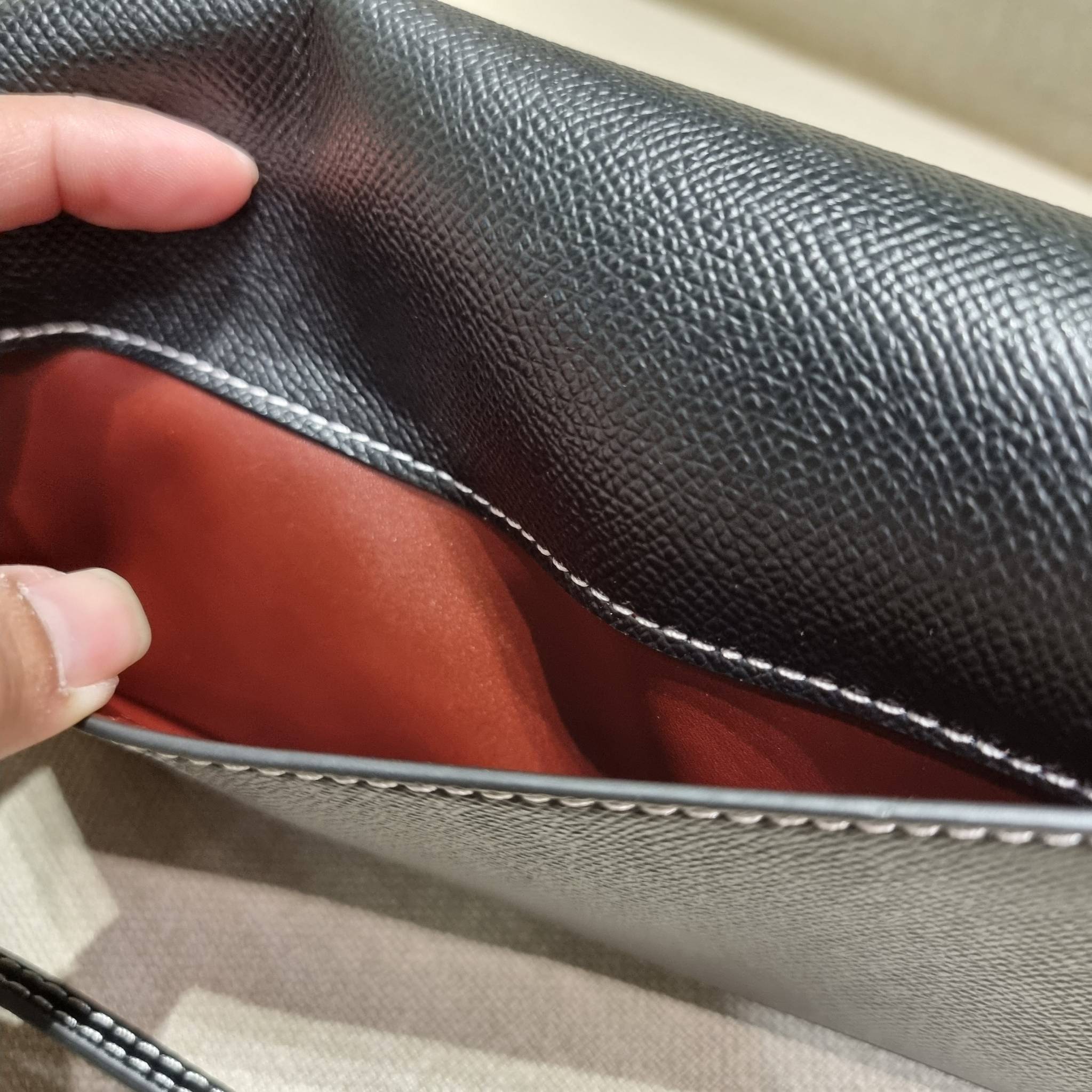 COACH C8439 WYNN CROSSBODY ใหม่ล่าสุด พร้อมเสิร์ฟความหรู ดูดีแบบน้อยแต่มาก กระเป๋าสะพายครอสบอดี้ ที่ซ่อนดีเทลดีงาม มีช่องเสียบบัตรแยกใช้ได้ หรือจะใส่ไว้ในกระเป๋า เพื่อแบ่งสัดส่วนให้ดูน่าใช้ วัสดุหนังวัวลายเกรน เส้นคมสวย เปิด-ปิดด้วยกระดุมแม่เหล็ก สะดวกใช้