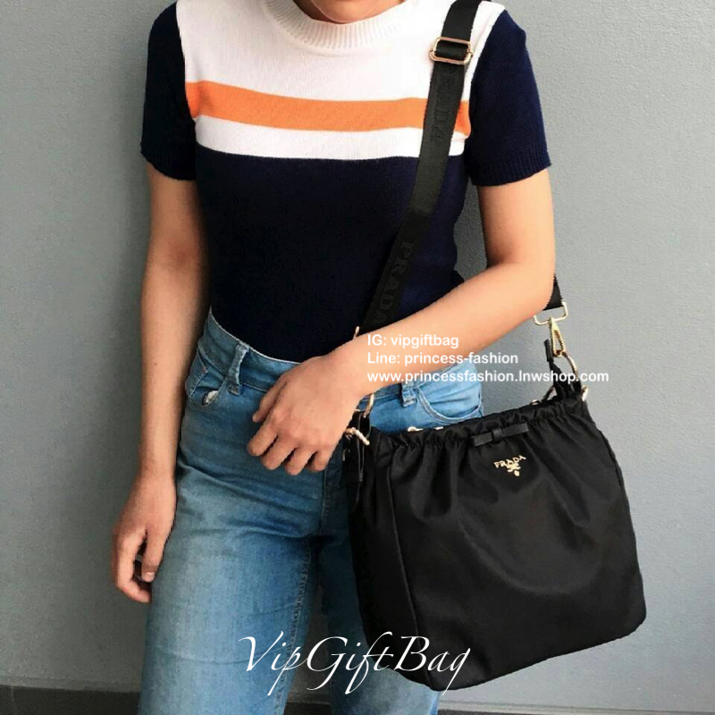 Prada nylon รุ่น Limited edition **กระเป๋าทรงน่ารัก จับจีบปากกระเป๋า ดีมาก วัสดุผ้าNyonกันน้ำ ตามแบบฉบับแบรนด์ เปิด/ปิดด้วยซิป ภายในเย็บติดป้ายหนังแบรนด์ มีช่องซิปเล็ก1 สามารถใส่ของจุกกจิกได้ สามารถใส่IPad mimiได้ มีช่องซิปเล็ก1ช่อง มาพร้อมสายหนังสั้นคล้อ