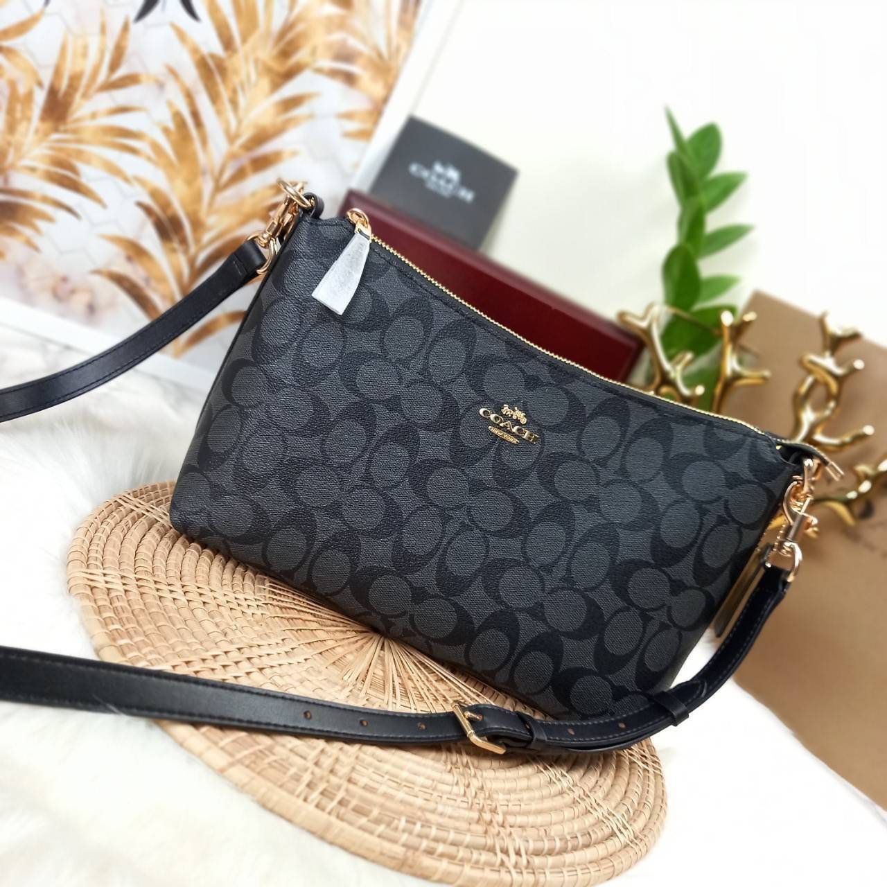 COACH LEWIS SHOULDER BAG IN SIGNATURE CANVAS (COACH F85696)🌺พอชใบใหญ่ ใส่ของได้จุใจ มีสายให้ 2 สาย อะไหล่สีทอง หรูหรา คลาสสิค สายยาวถอดได้ ปรับได้ ช่องด้านใน กว้างมากๆ ใช้ได้ทุกโอกาสจริงๆ แนะนำ ไม่ควรพลาดจ้า