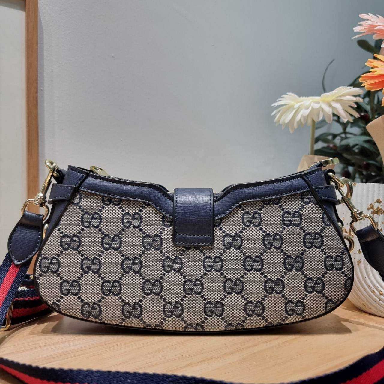 Gucci moon side mini shoulder bag สวยย้อนยุค y2k กำลังมาแรง กับอีกหนึ่งไอเท็มสุดจึ้ง ด้วยขนาดที่กำลังพอดี ดีไซน์คลาสสิคลัคชู ดูผู้ดี