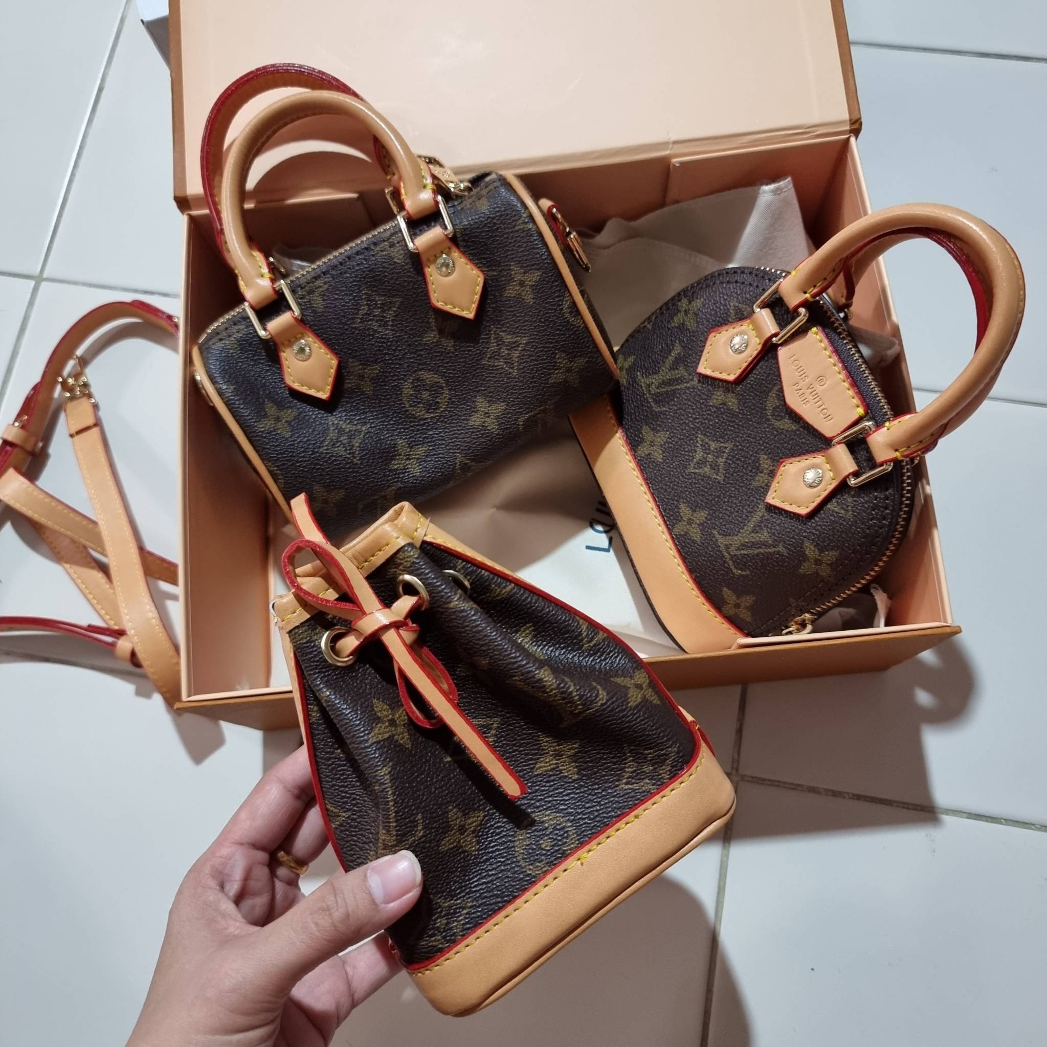 LV TRIO MINI ICONES ใหม่ล่าสุด น่ารักน่าใช้ ที่รวบรวมรุ่นสุดยอดที่เป็นดั่งไอคอนนิค ให้ทุกคนได้สะสมครบคอลเลคชั่น ในไซส์มินิ วัสดุหนังแคนวาสทุกใบ มีสายสะพายข้างให้ เกี่ยวทุกใบรวมสะพายทีเดียว หรือแยกใช้วันแบบ วันละสไตล์ สลับได้ไม่มีเบื่อ มาพร้อม box set ครบ 