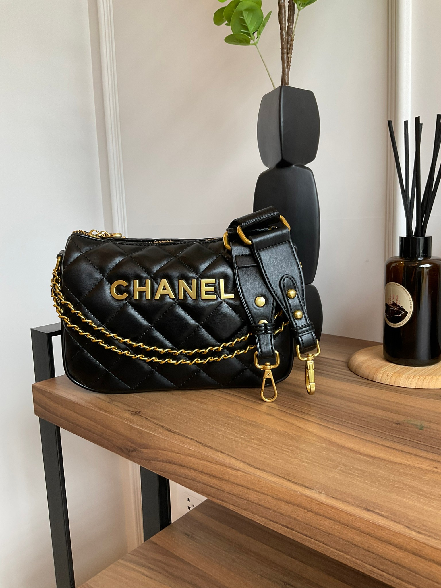 Chanel Crossbody bag black / CHANEL VIP GIFT CROSSBODY BAG กระเป๋าทรงสะพายข้าง ที่กำลังมาแรงมาในตอนนี้ ตัวกระเป๋าเป็นหนังพียูพรีเมี่ยม อะไหล่ทองวินเทจทั้งใบ ด้านหน้าประดับโลโก้แบรนด์ เปิดปิดด้วยซิปยาว ด้านในใส่กระเป๋าสตางค์ได้ถึงใบกลาง สามารถเป็นได้ทั้งกร