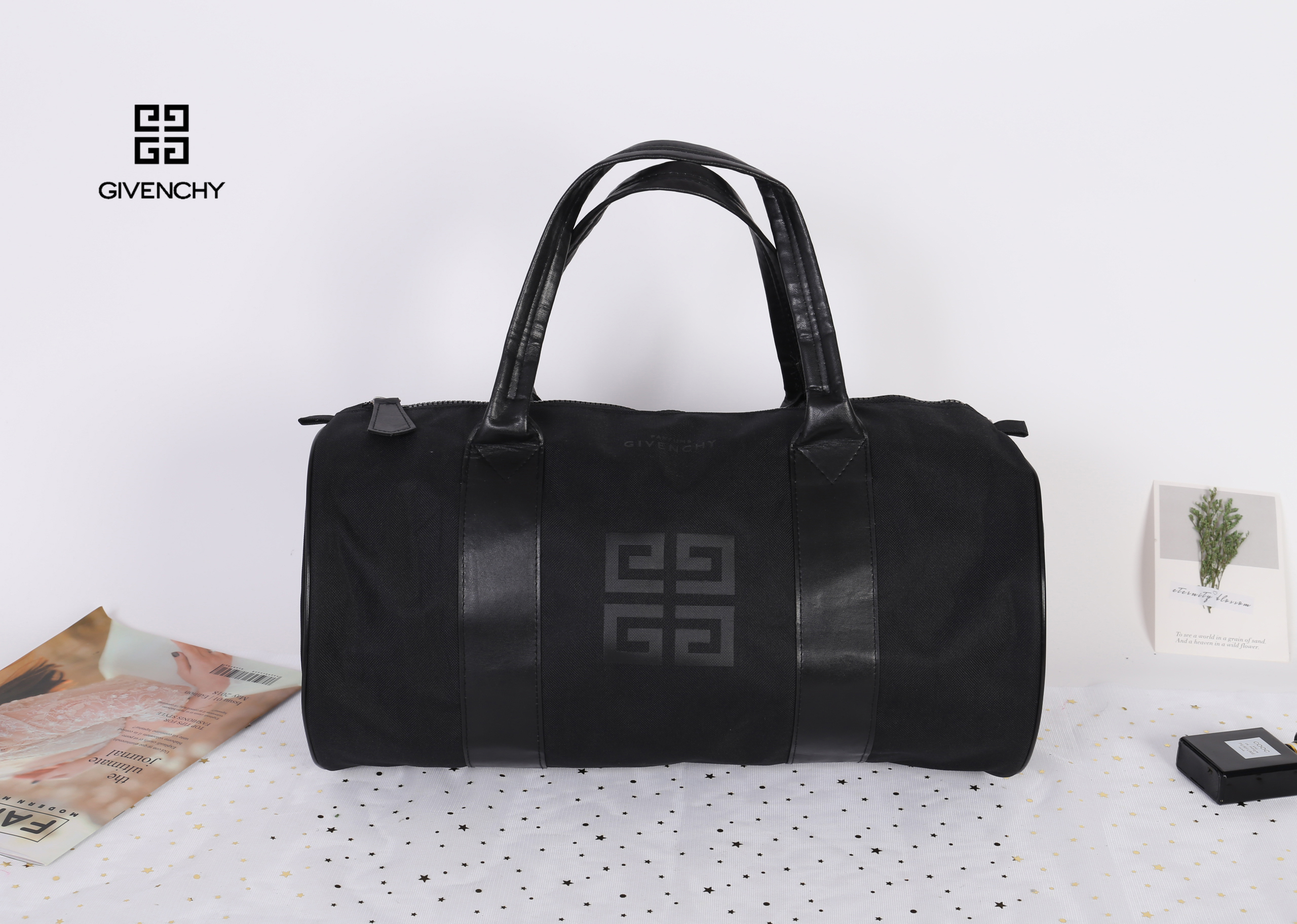 Givenchy Black Oxford Fabric Travel Bag สินค้าเป็นของใหม่ จากเค้าเตอร์เครื่องสำอาง/น้ำหอมของแบรนด์ กระเป๋าใบใหญ่สีดำ ทำจากผ้า Oxford สามารถกันน้ำได้ระดับนึง ด้านในบุด้วยผ้าซับสีดำอีกชั้น รุ่นนี้เป็นทรงกระบอก ตัวสายสะพายไหล่ทำจากหนัง แข็งแรงและทนทาน ใช้เป็